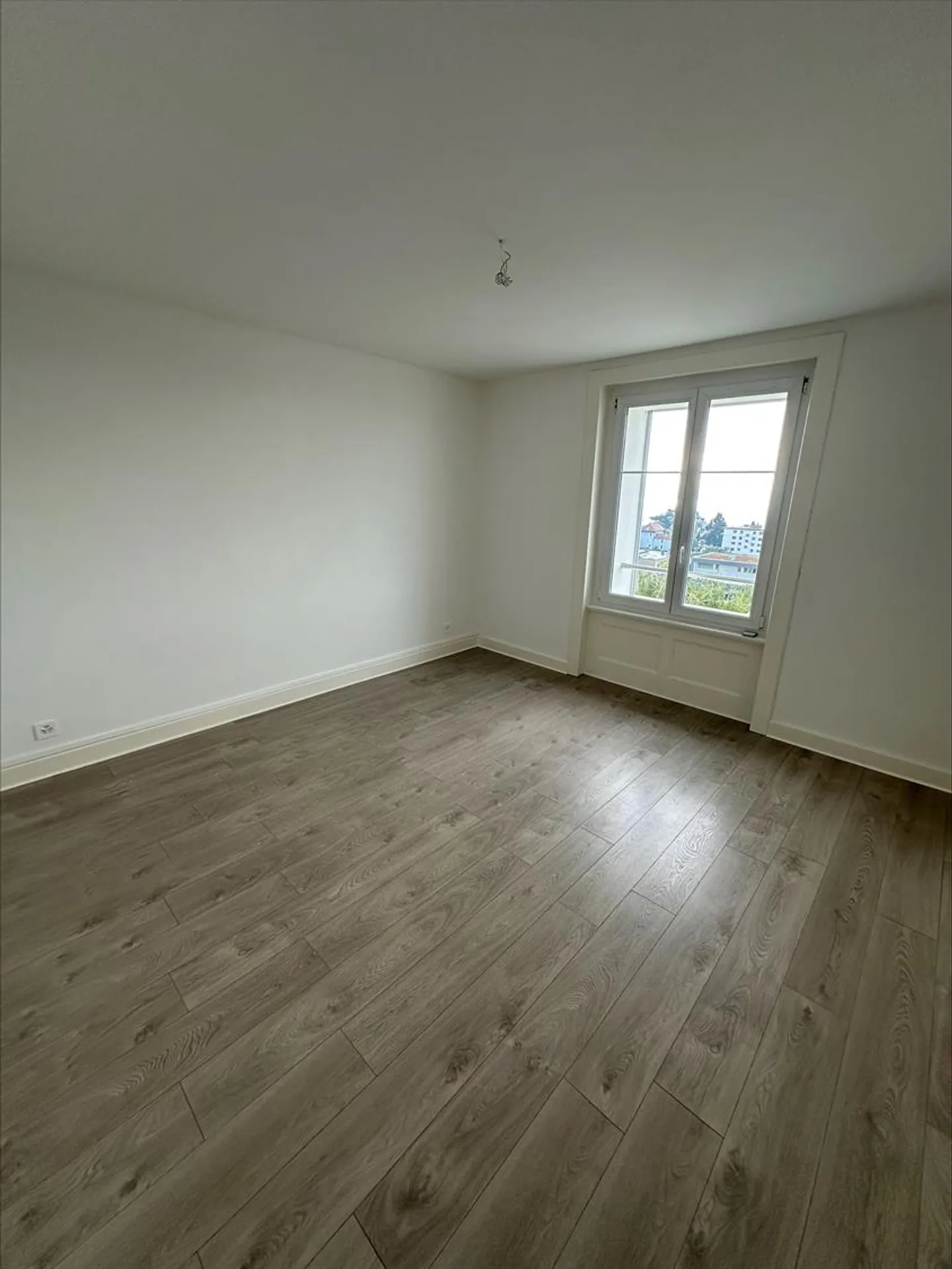 Magnificent apartment with balcony and lake view, ideally located - Photo 5 of 10