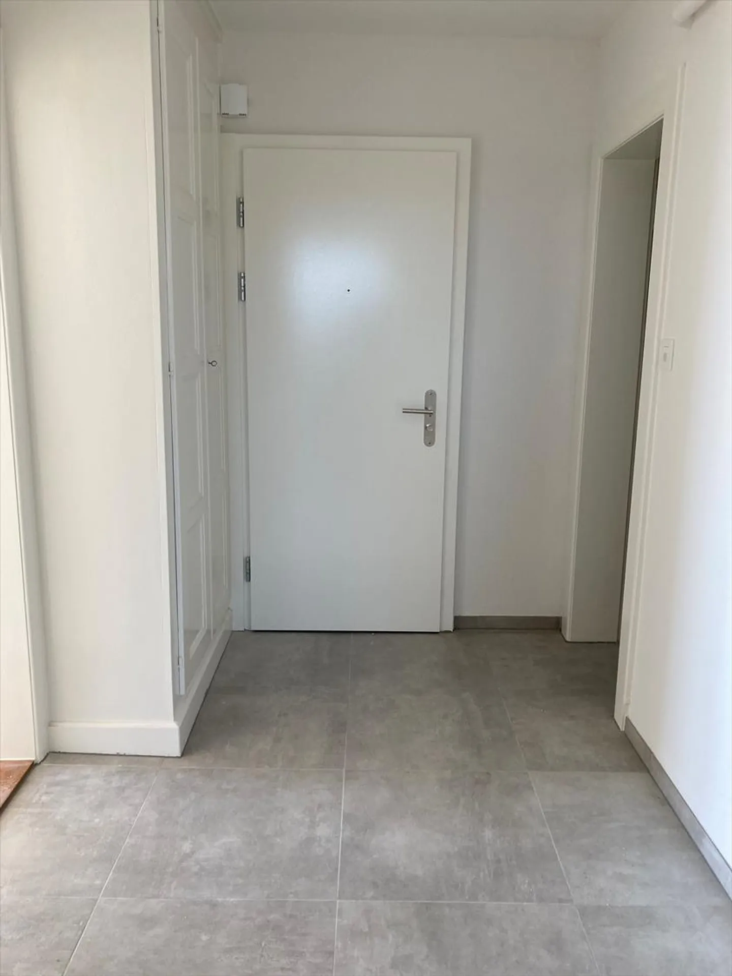 Magnificent apartment with balcony and lake view, ideally located - Photo 7 of 10