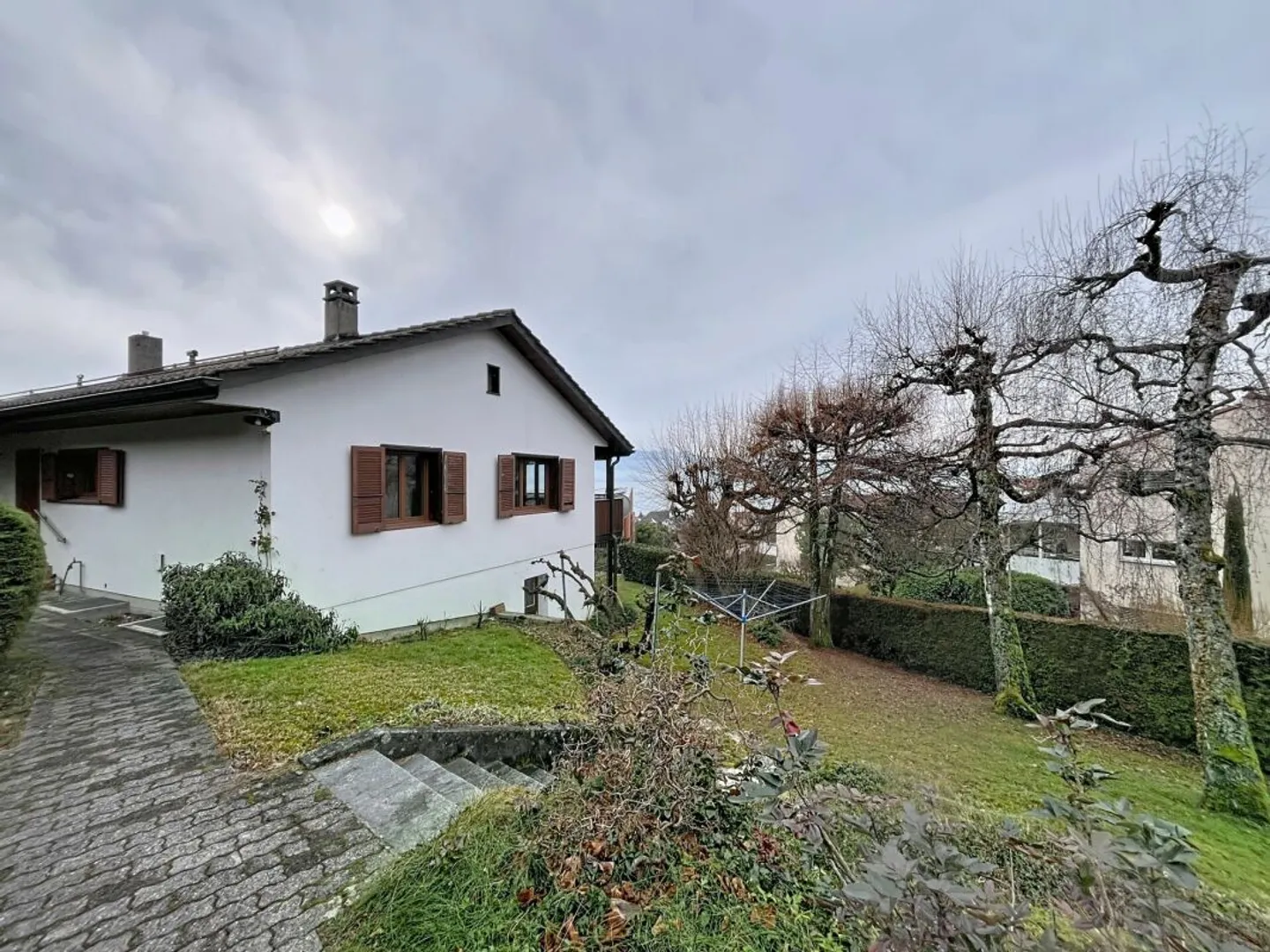 Lutry - Dans un quartier calme, maison individuelle de 7 pièces - Photo 2 sur 4