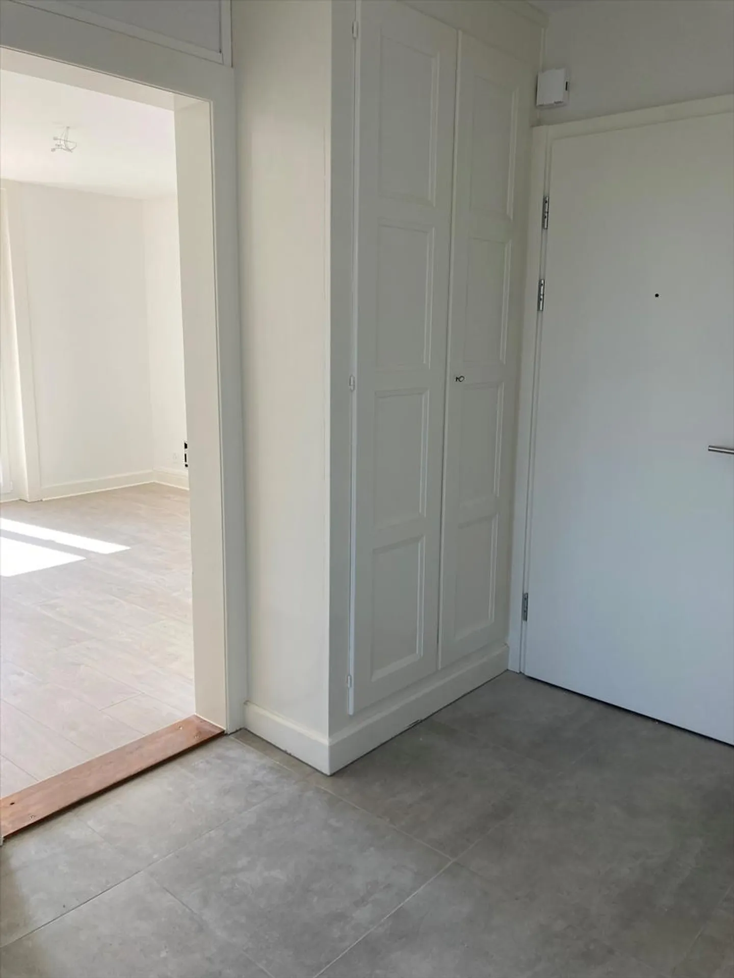 Magnificent apartment with balcony and lake view, ideally located - Photo 8 of 10