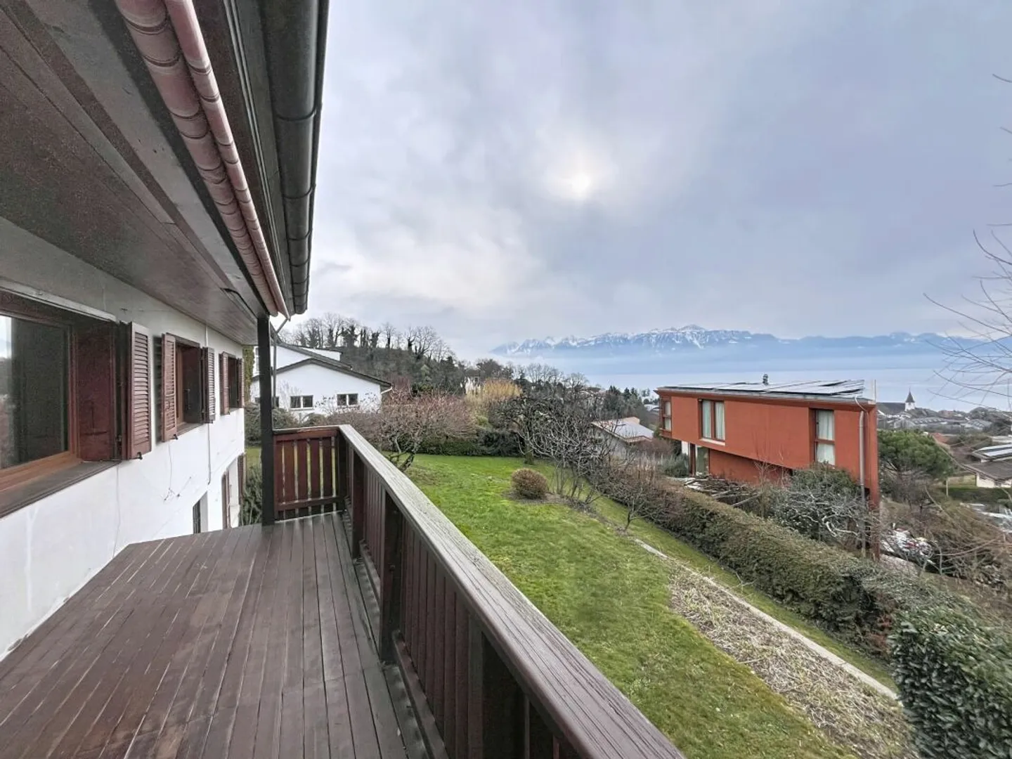 Lutry - Dans un quartier calme, maison individuelle de 7 pièces - Photo 3 sur 4