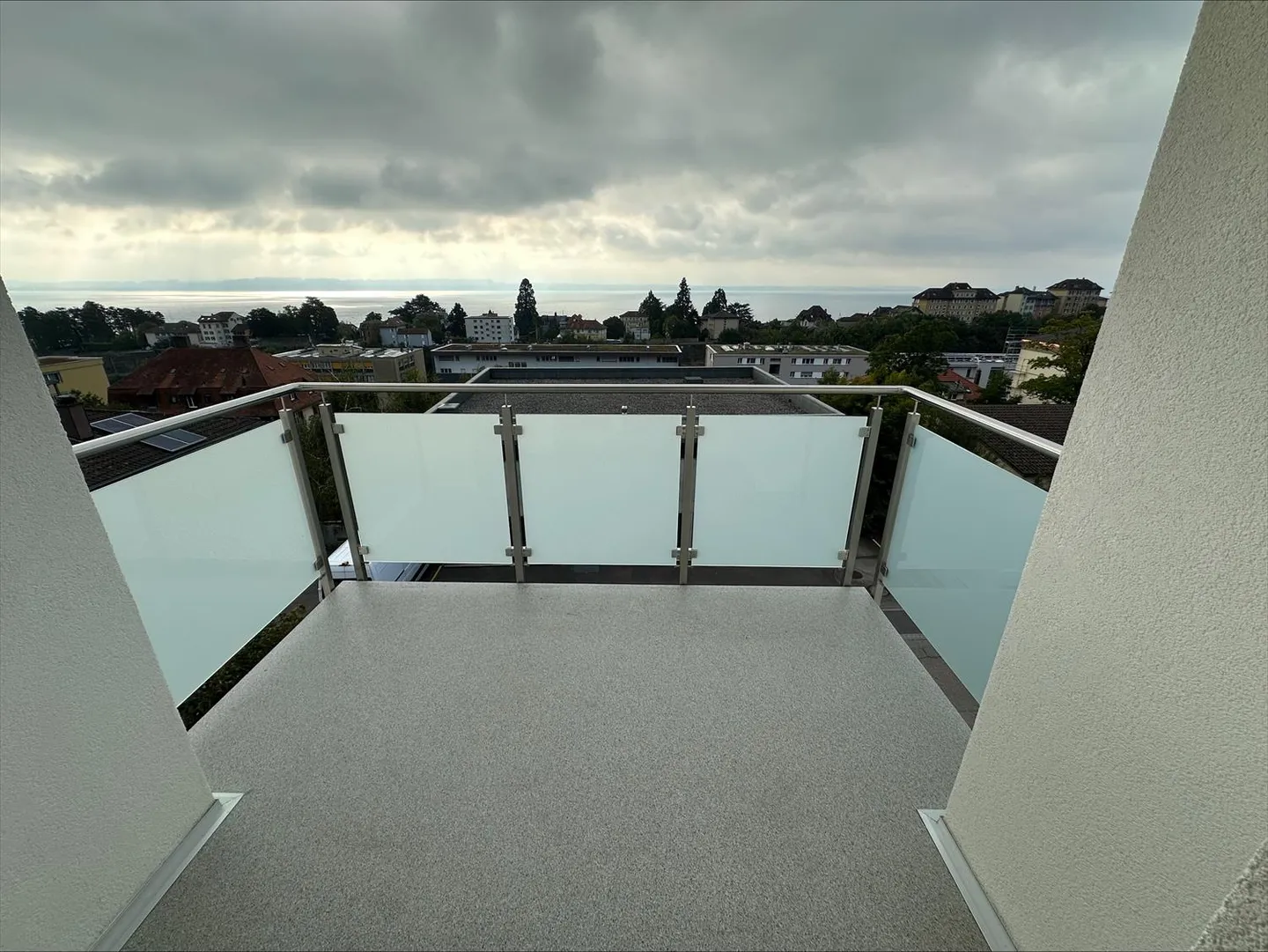 Magnificent apartment with balcony and lake view, ideally located - Photo 10 of 10
