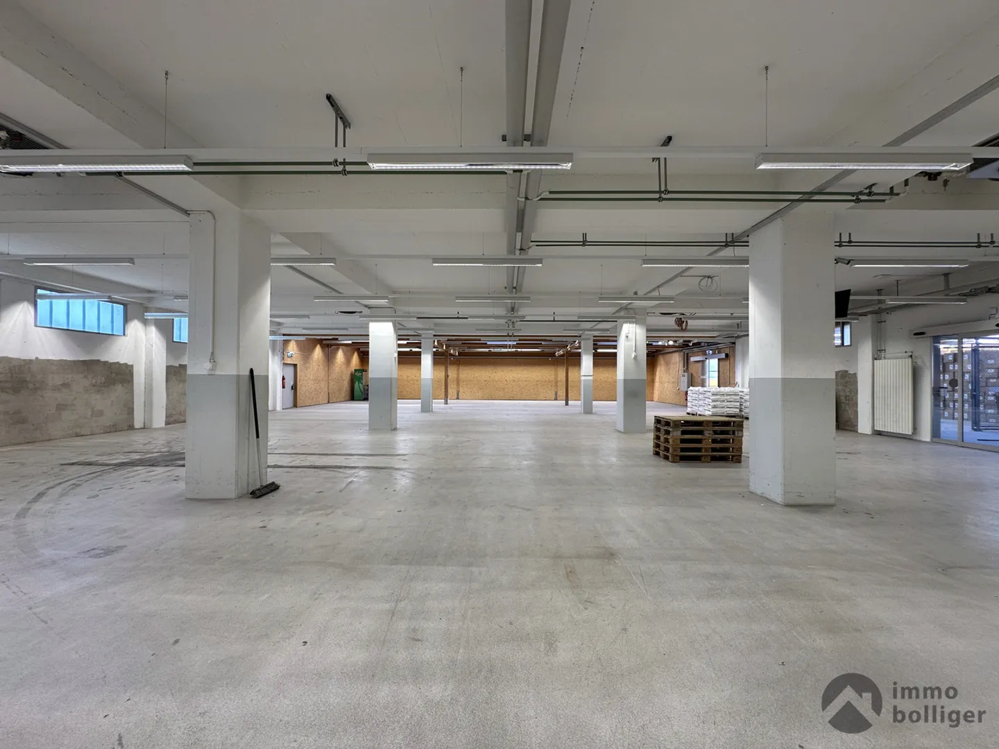 Una posizione. Molte possibilità. Commercio, magazzino e ufficio combinati. - Foto 4 di 13