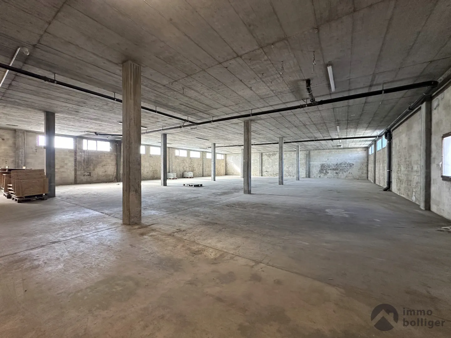 Una posizione. Molte possibilità. Commercio, magazzino e ufficio combinati. - Foto 6 di 13