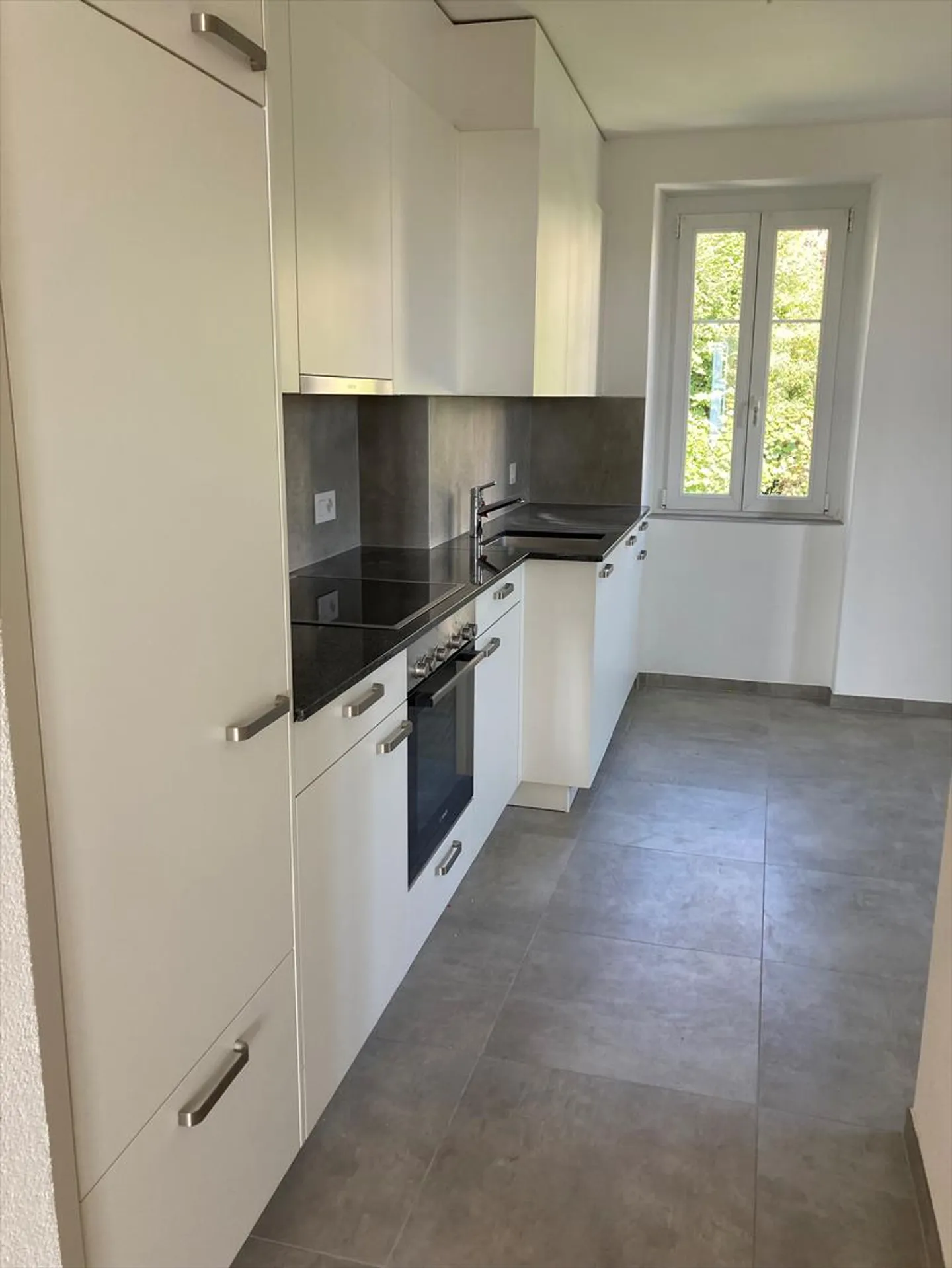 Magnificent apartment with balcony and lake view, ideally located - Photo 3 of 10