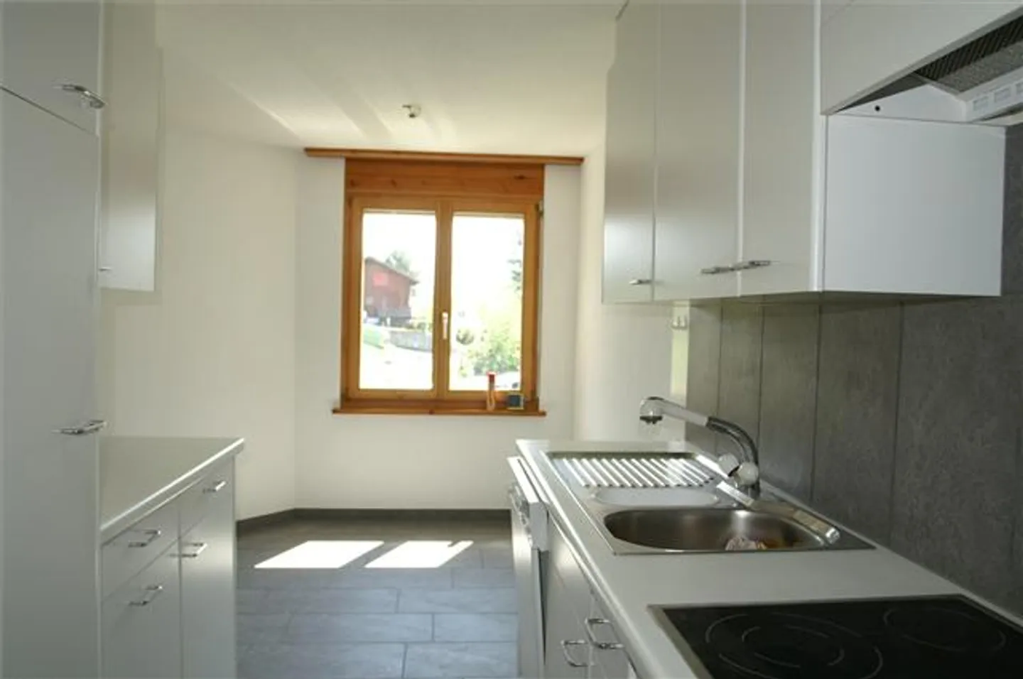 Sunny 4-room apartment - Photo 2 of 7