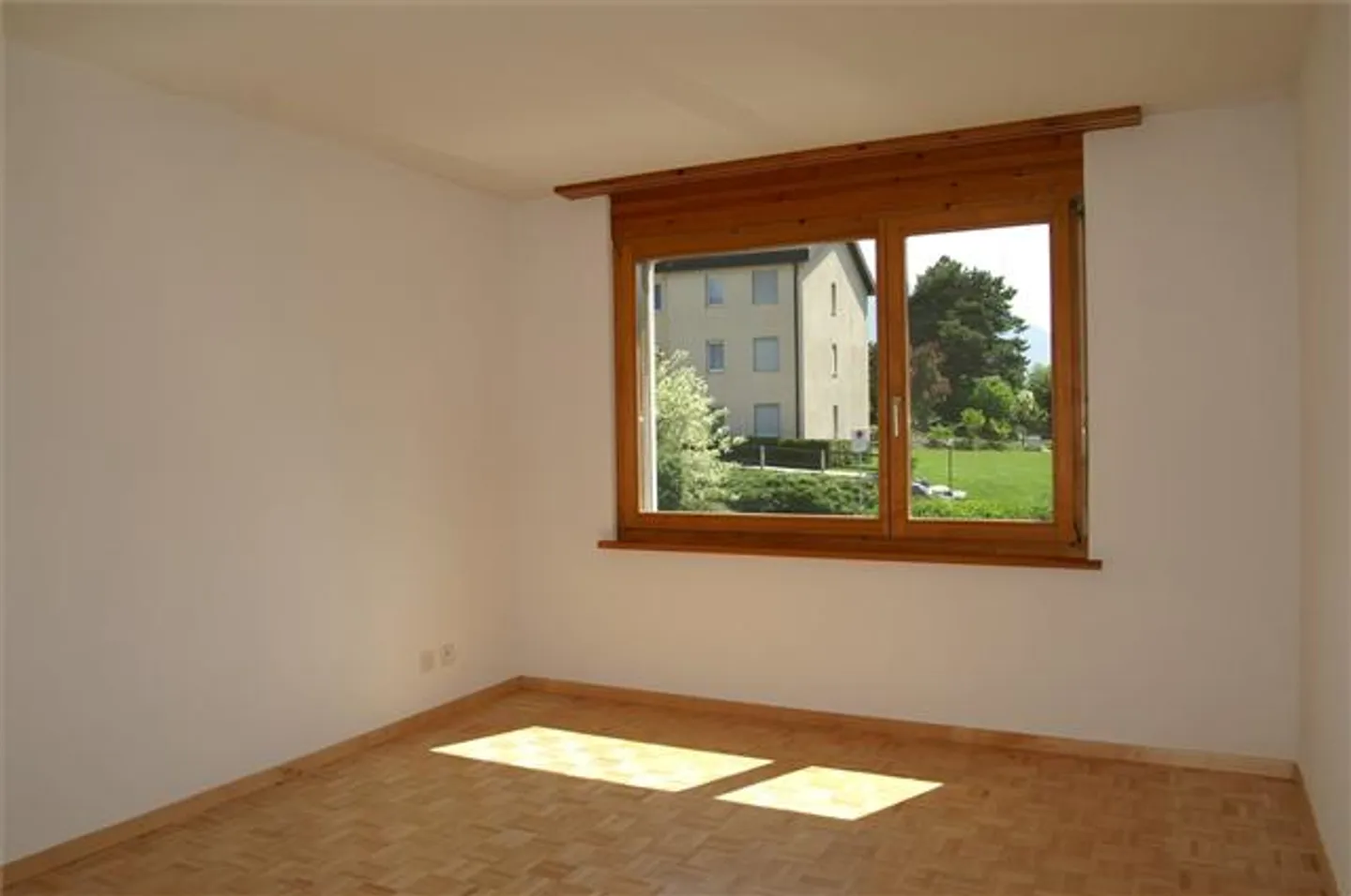 Sunny 4-room apartment - Photo 3 of 7