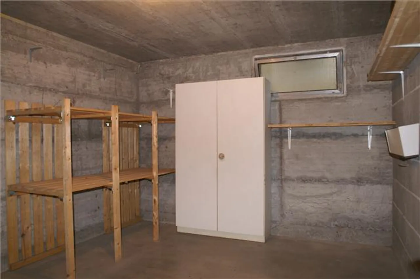 Sunny 4-room apartment - Photo 4 of 7