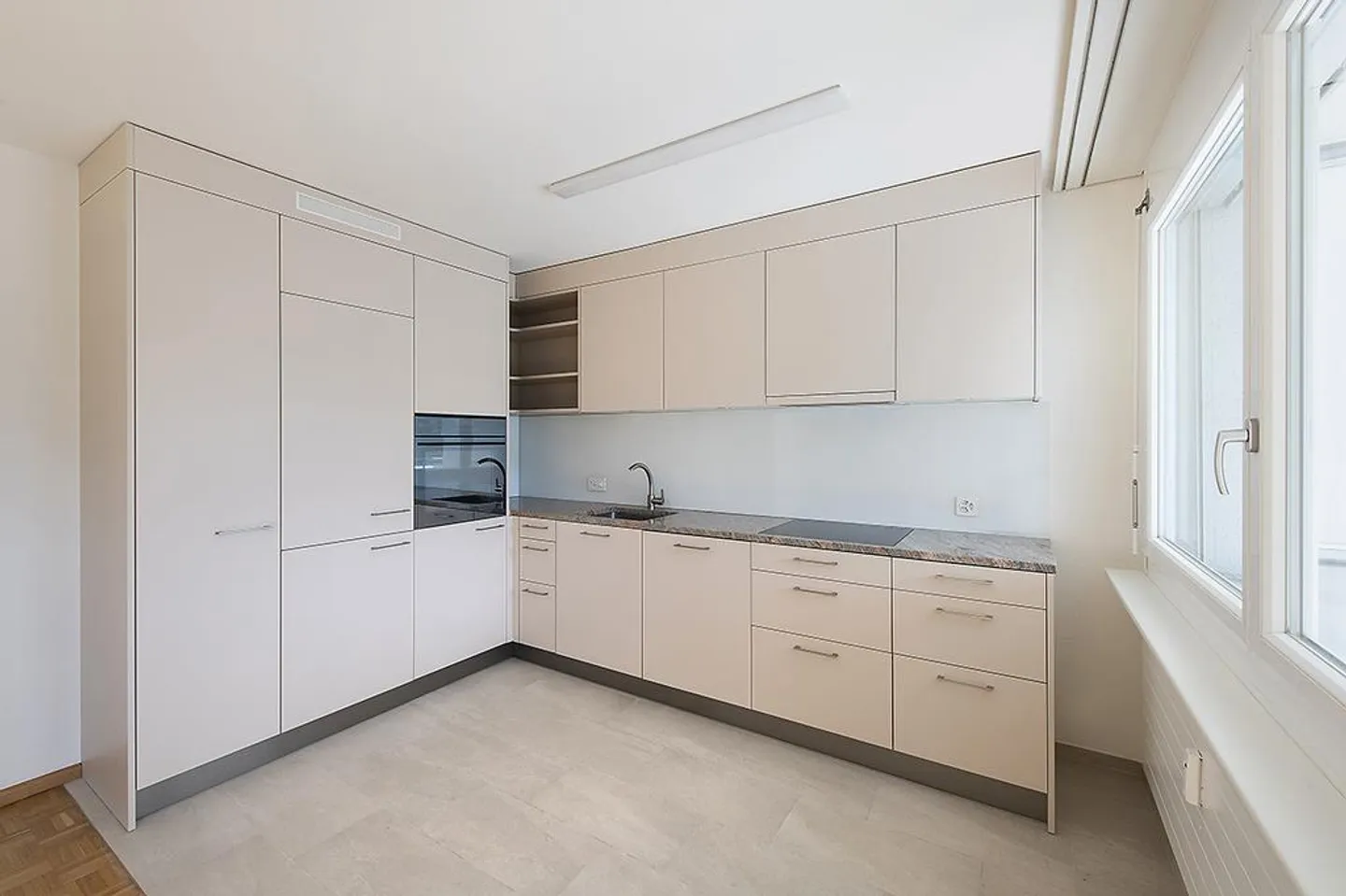 3'ZWG**Cucina e bagno NUOVI**30m2 Soggiorno/Pranzo**Balcone di 14m2 - Foto 7 di 10