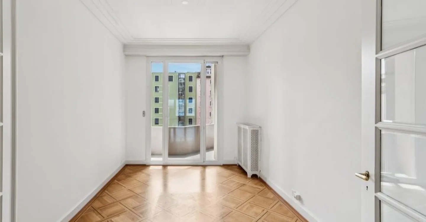 Magnificent spacious 7-room apartment with lake and water jet view - Photo 8 of 11