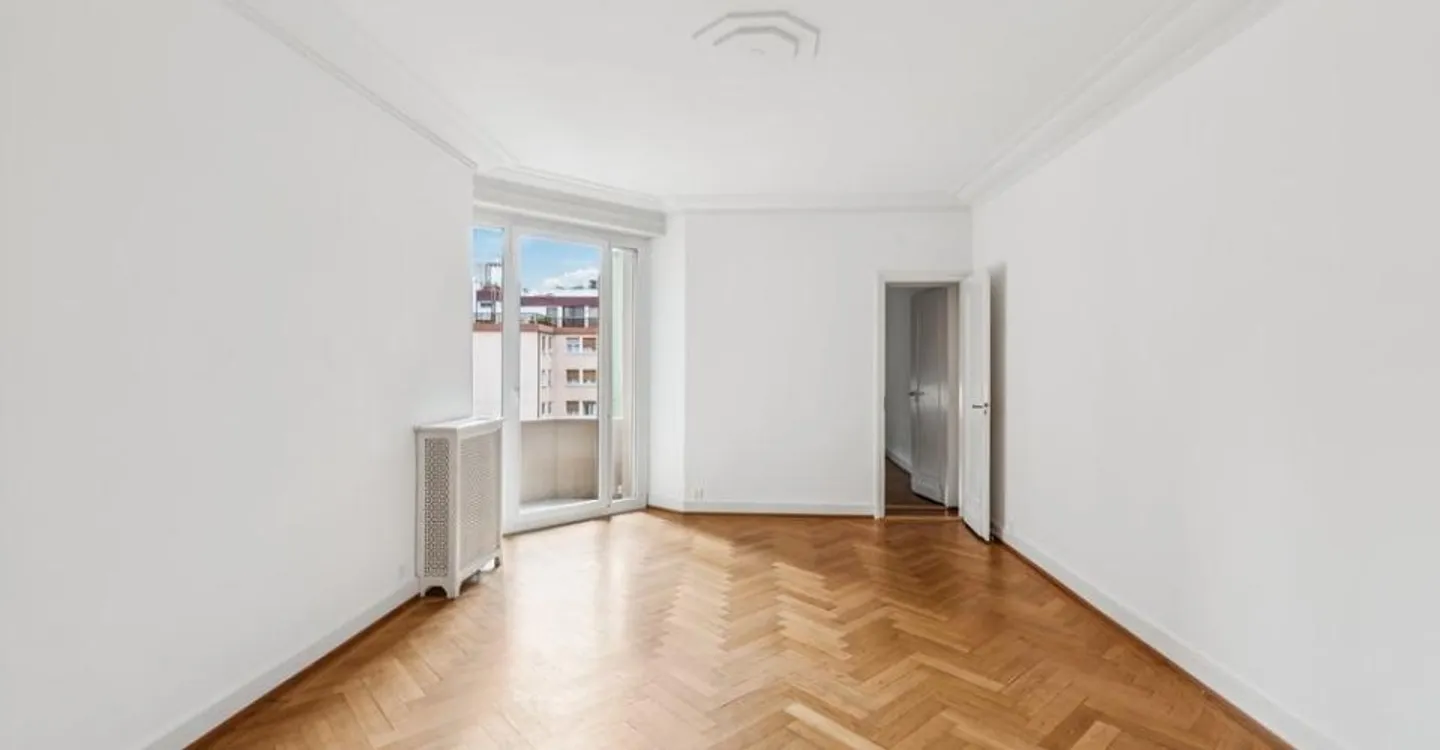 Magnificent spacious 7-room apartment with lake and water jet view - Photo 9 of 11