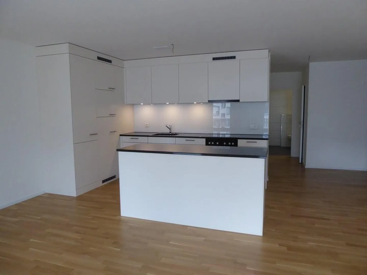 RENT WITHOUT DEPOSIT - 3.5 room apartment with a view of the castle - Photo 2 of 8