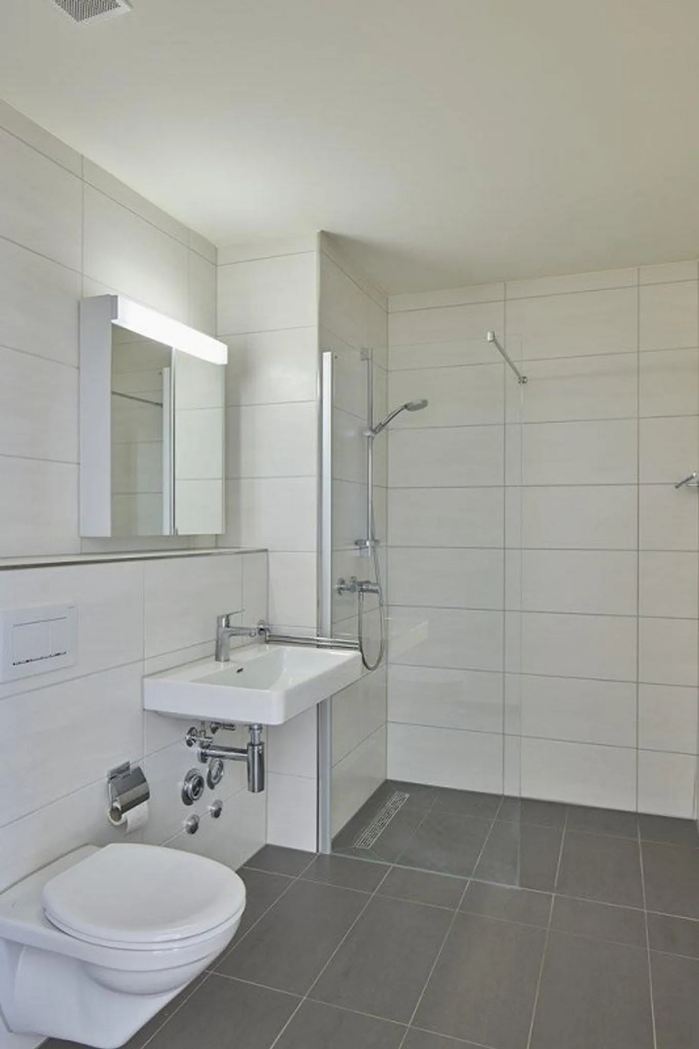 RENT WITHOUT DEPOSIT - 3.5 room apartment with a view of the castle - Photo 3 of 8