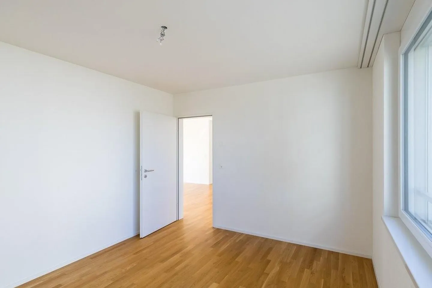 RENT WITHOUT DEPOSIT - 3.5 room apartment with a view of the castle - Photo 6 of 8