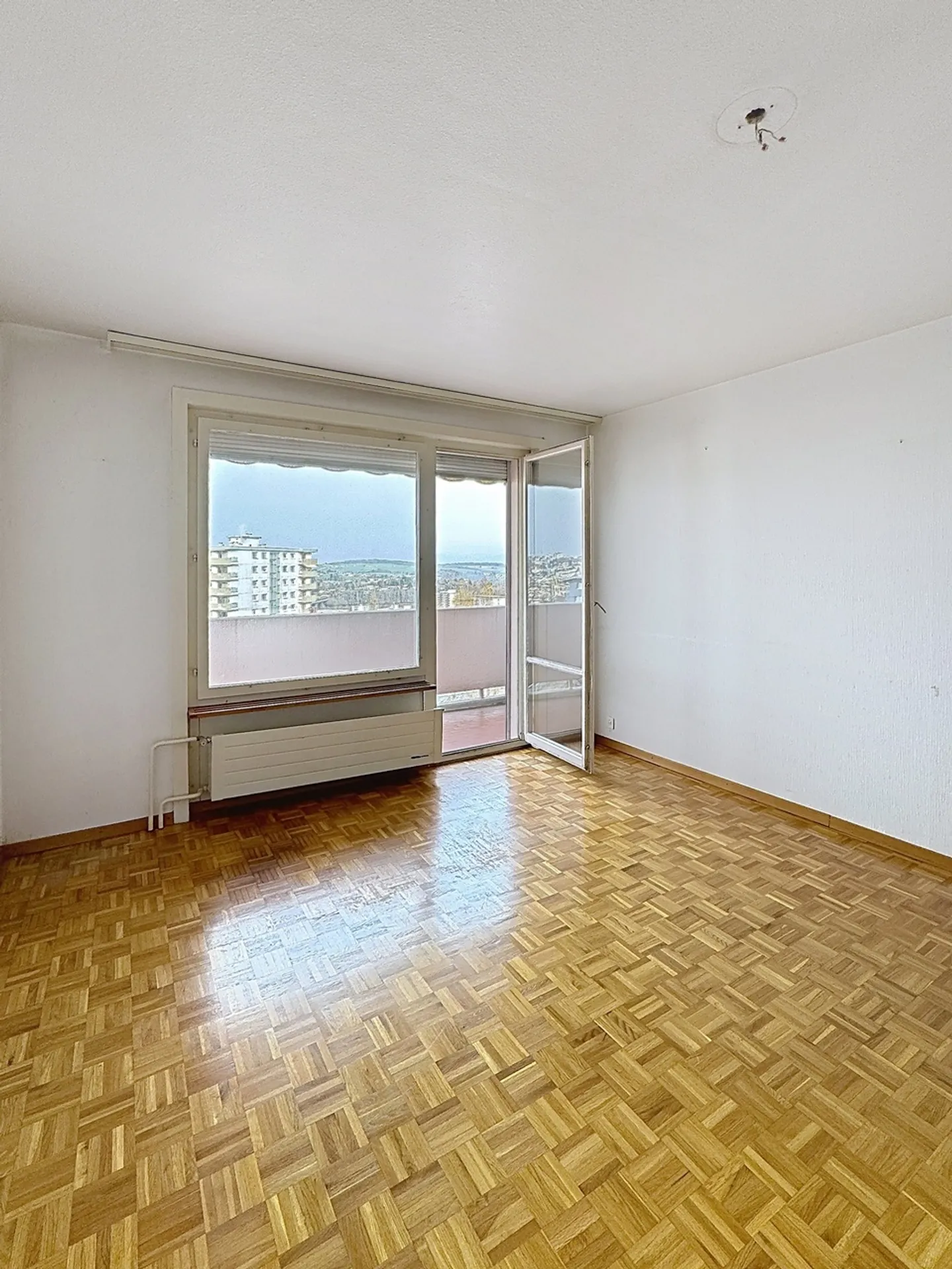 Schöne 4-Zimmer-Wohnung mit atemberaubendem, freiem Blick - Foto 4 von 15
