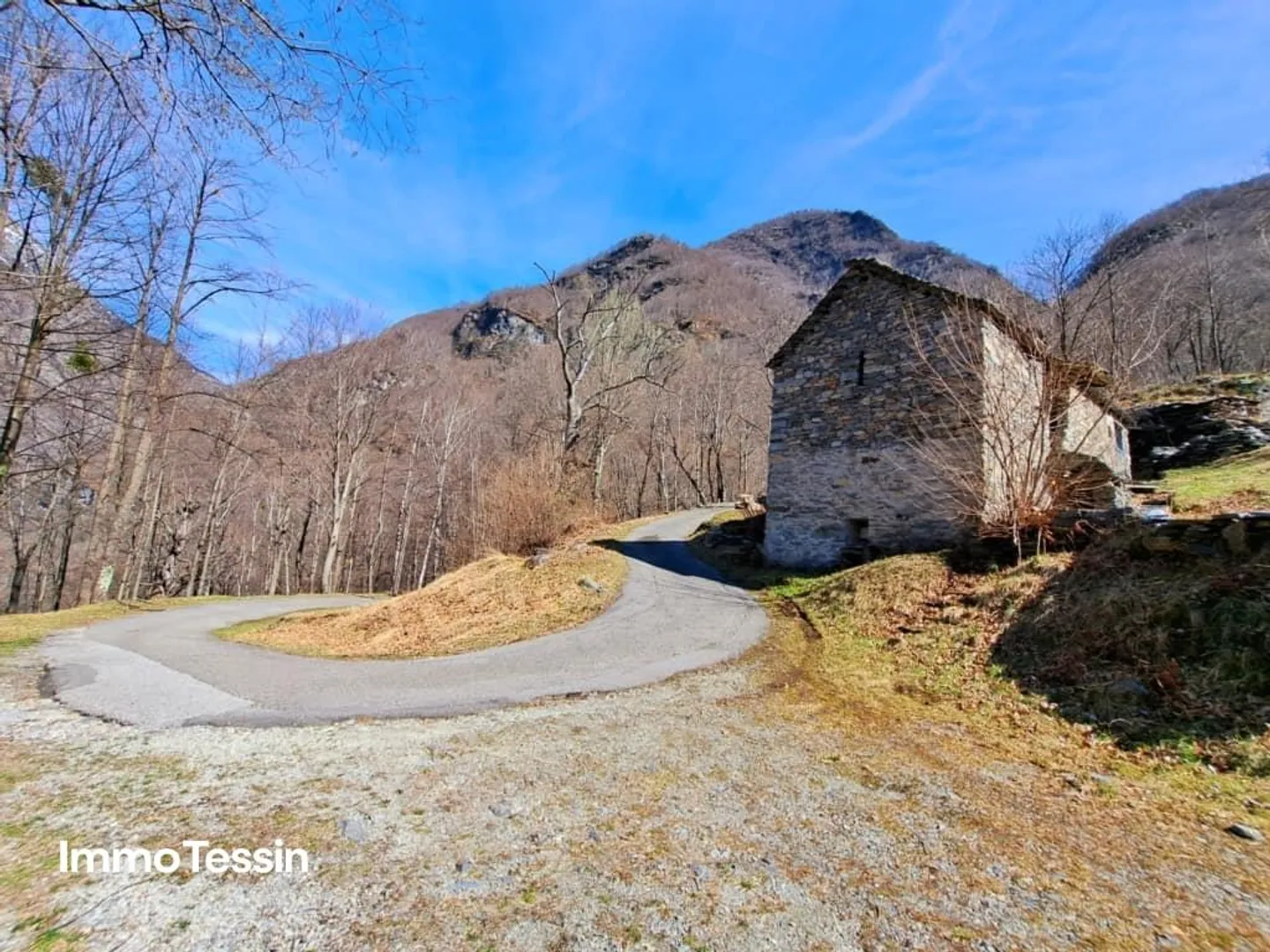 Rustic in an extraordinary secluded location amidst 10,000 m2 of land - Photo 4 of 13