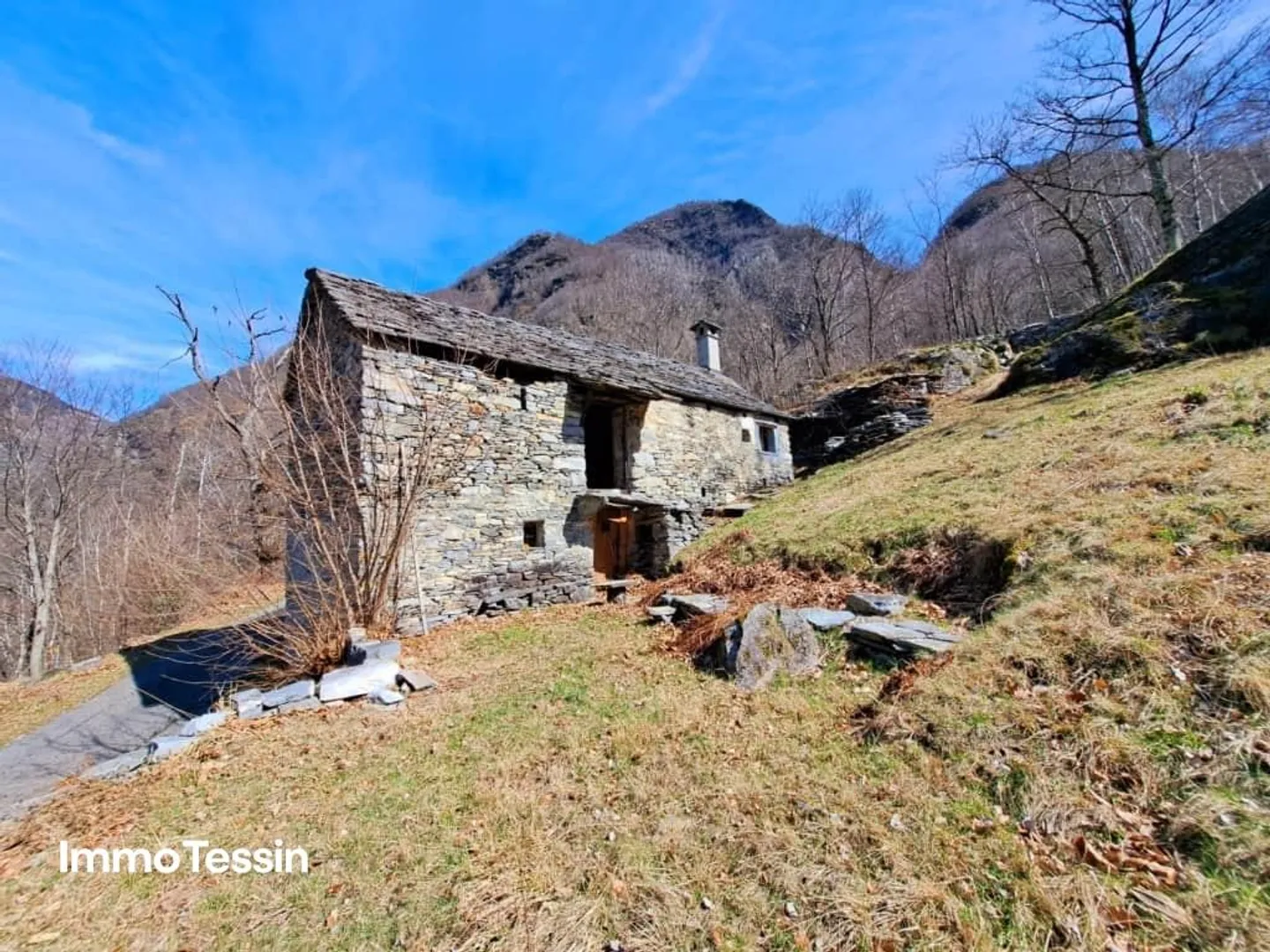 Rustic in an extraordinary secluded location amidst 10,000 m2 of land - Photo 5 of 13