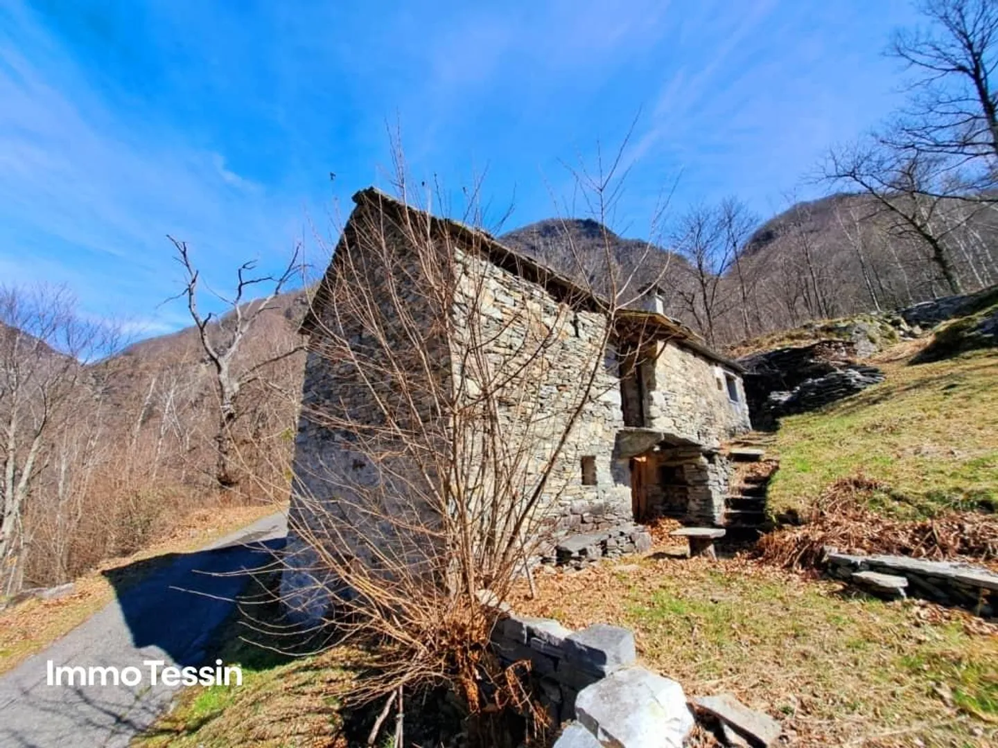 Rustic in an extraordinary secluded location amidst 10,000 m2 of land - Photo 6 of 13