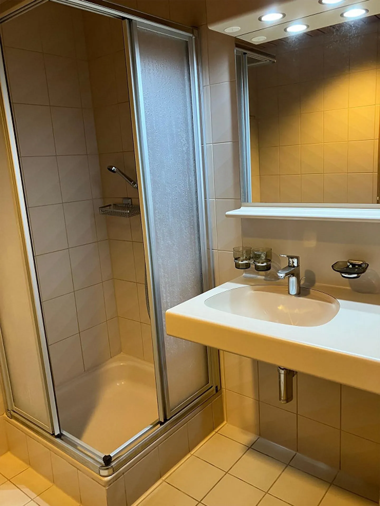 Möbliertes Zimmer mit Bad - Foto 3 von 6