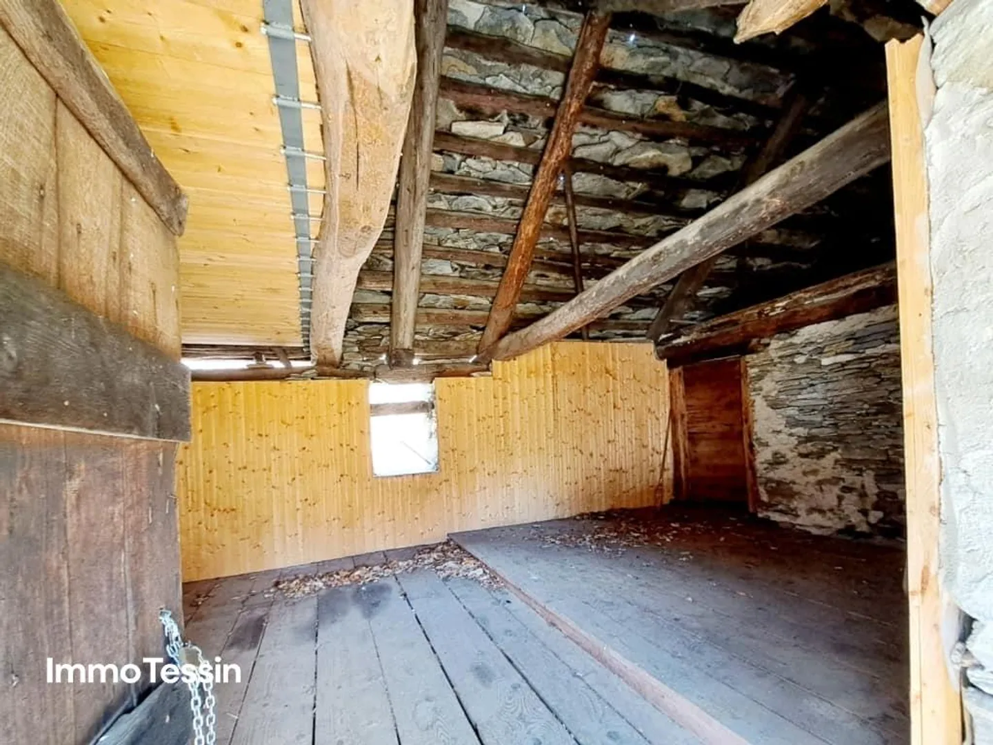 Rustic in an extraordinary secluded location amidst 10,000 m2 of land - Photo 11 of 13