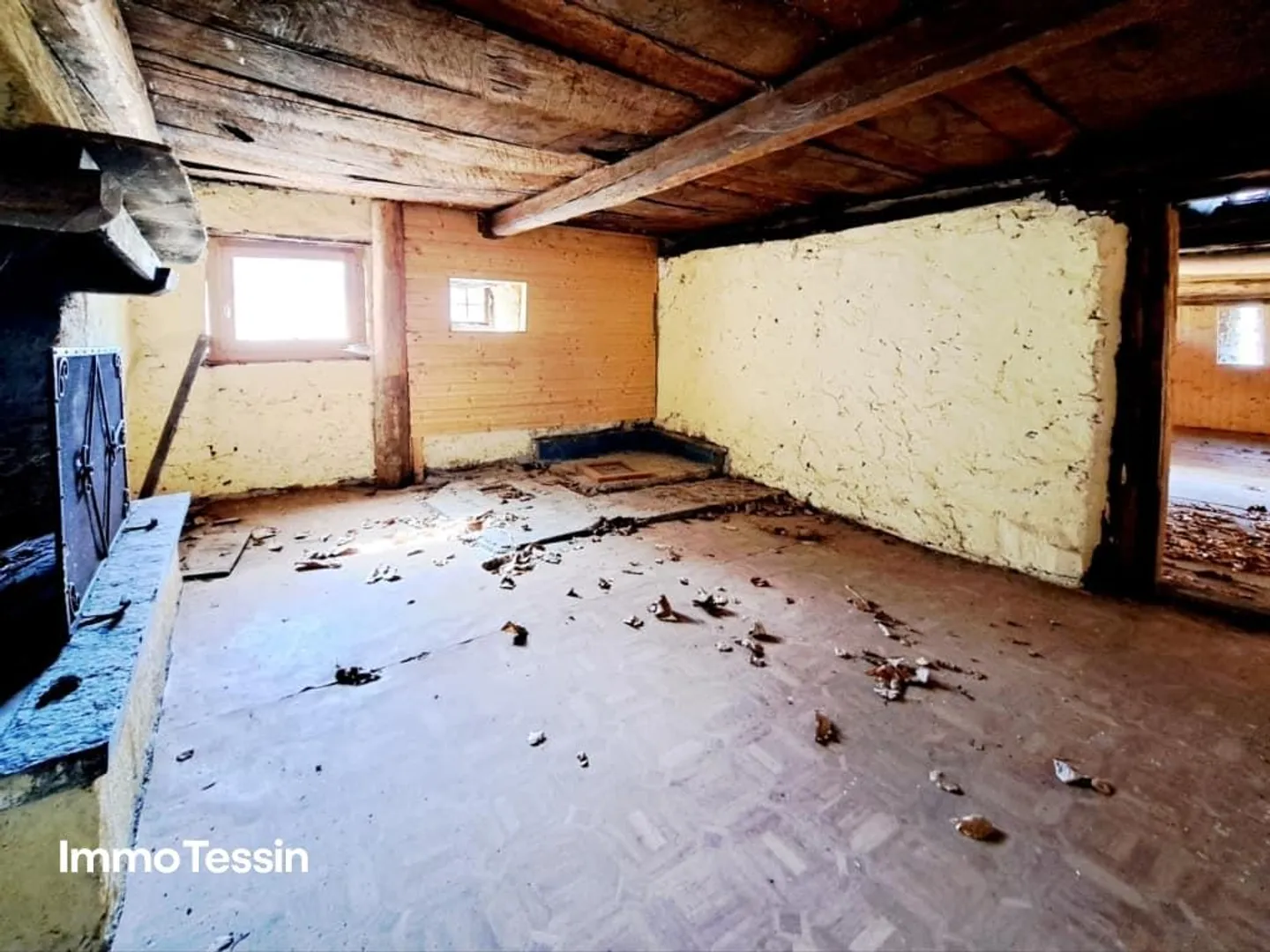 Rustic in an extraordinary secluded location amidst 10,000 m2 of land - Photo 12 of 13