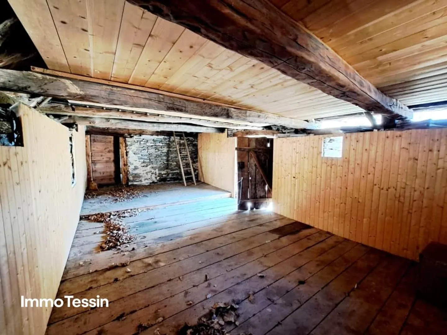 Rustic in an extraordinary secluded location amidst 10,000 m2 of land - Photo 13 of 13