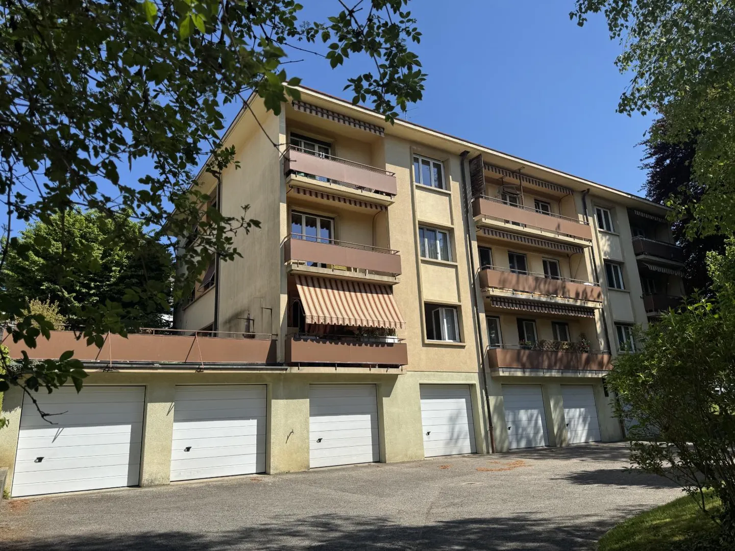Appartement rénové avec balcon - Photo 2 sur 2