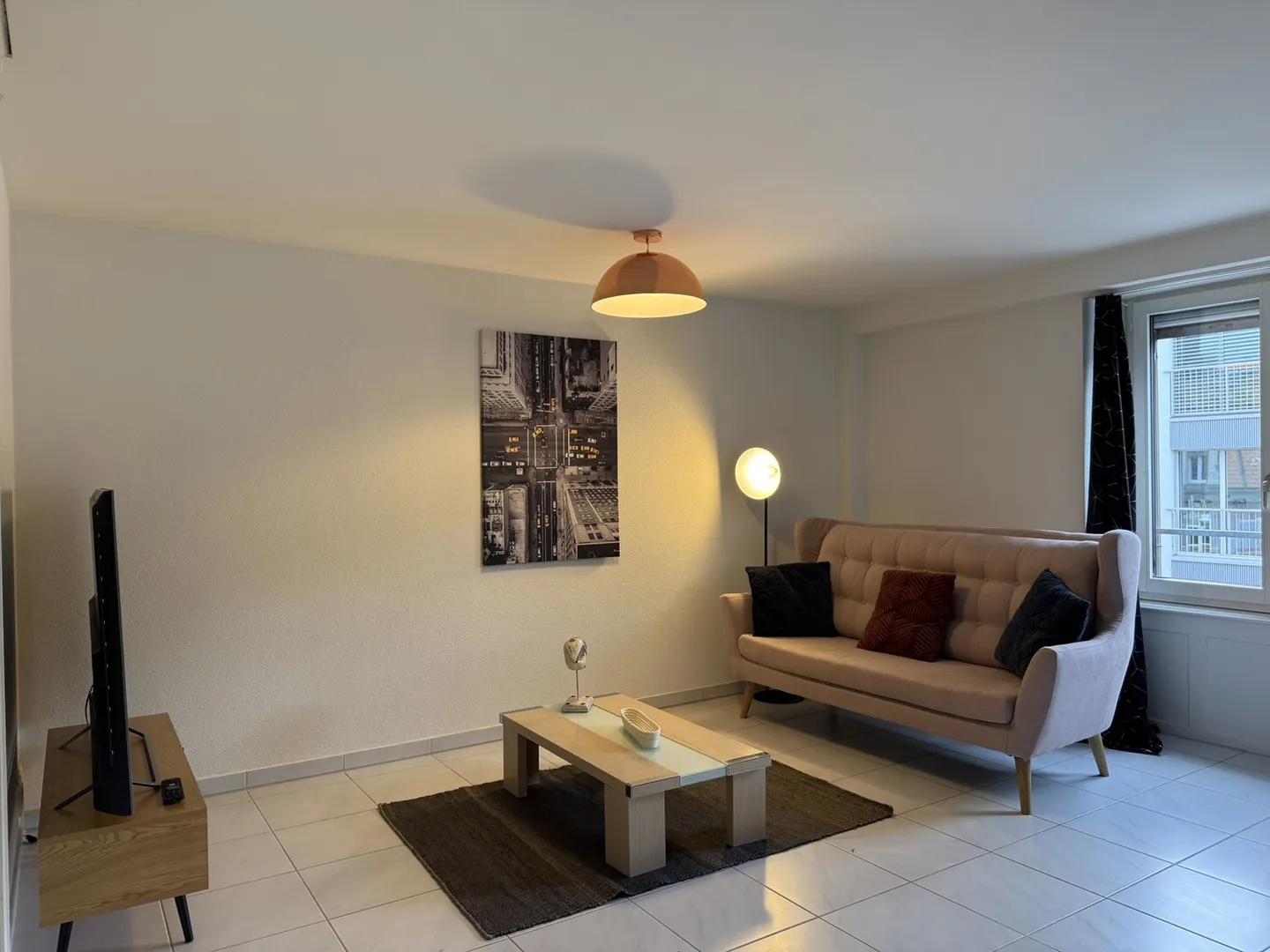 Modern 3.5-room apartment newly renovated and furnished in the heart of Zurich - Photo 2 of 13