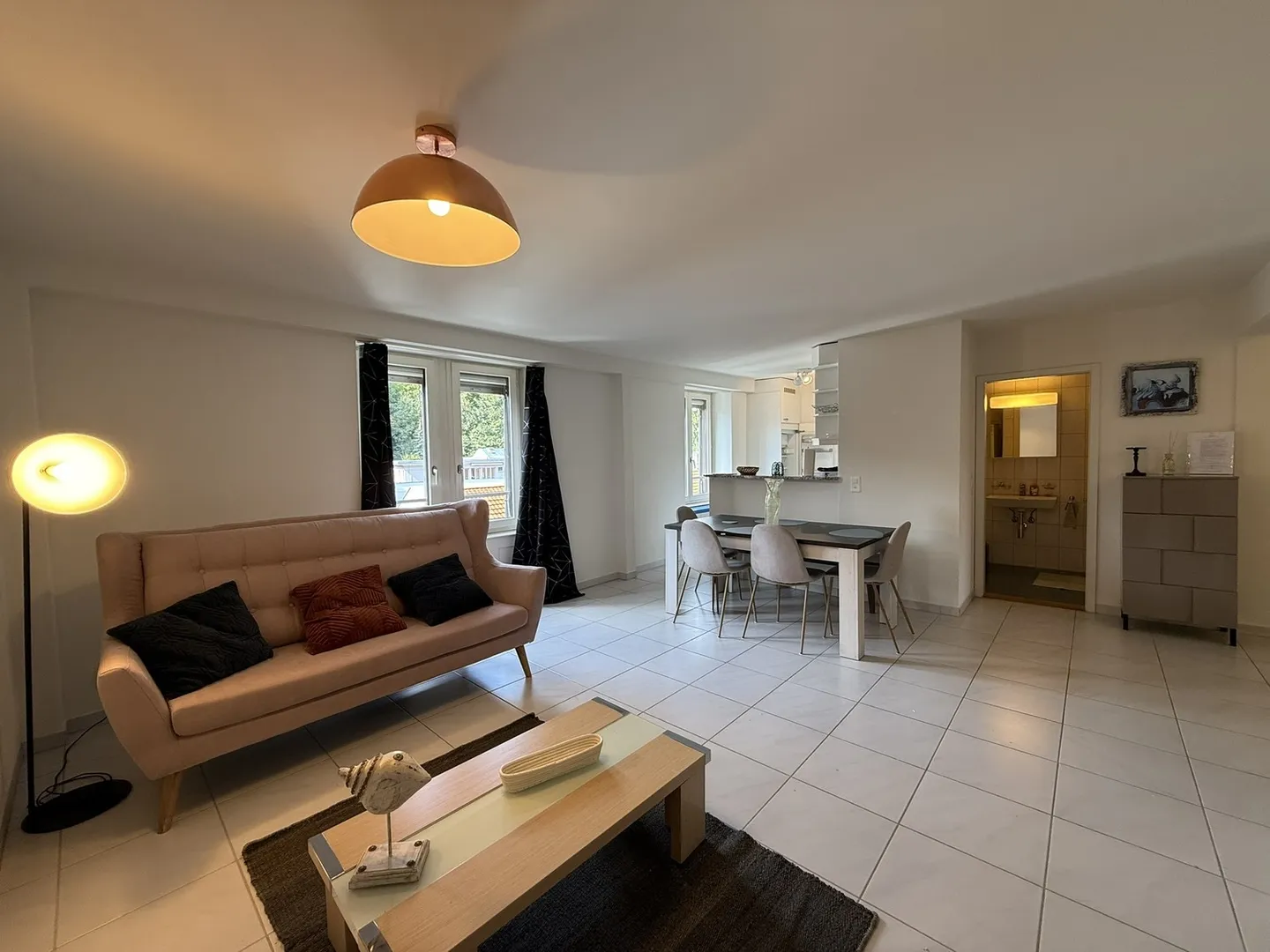 Modern 3.5-room apartment newly renovated and furnished in the heart of Zurich - Photo 3 of 13