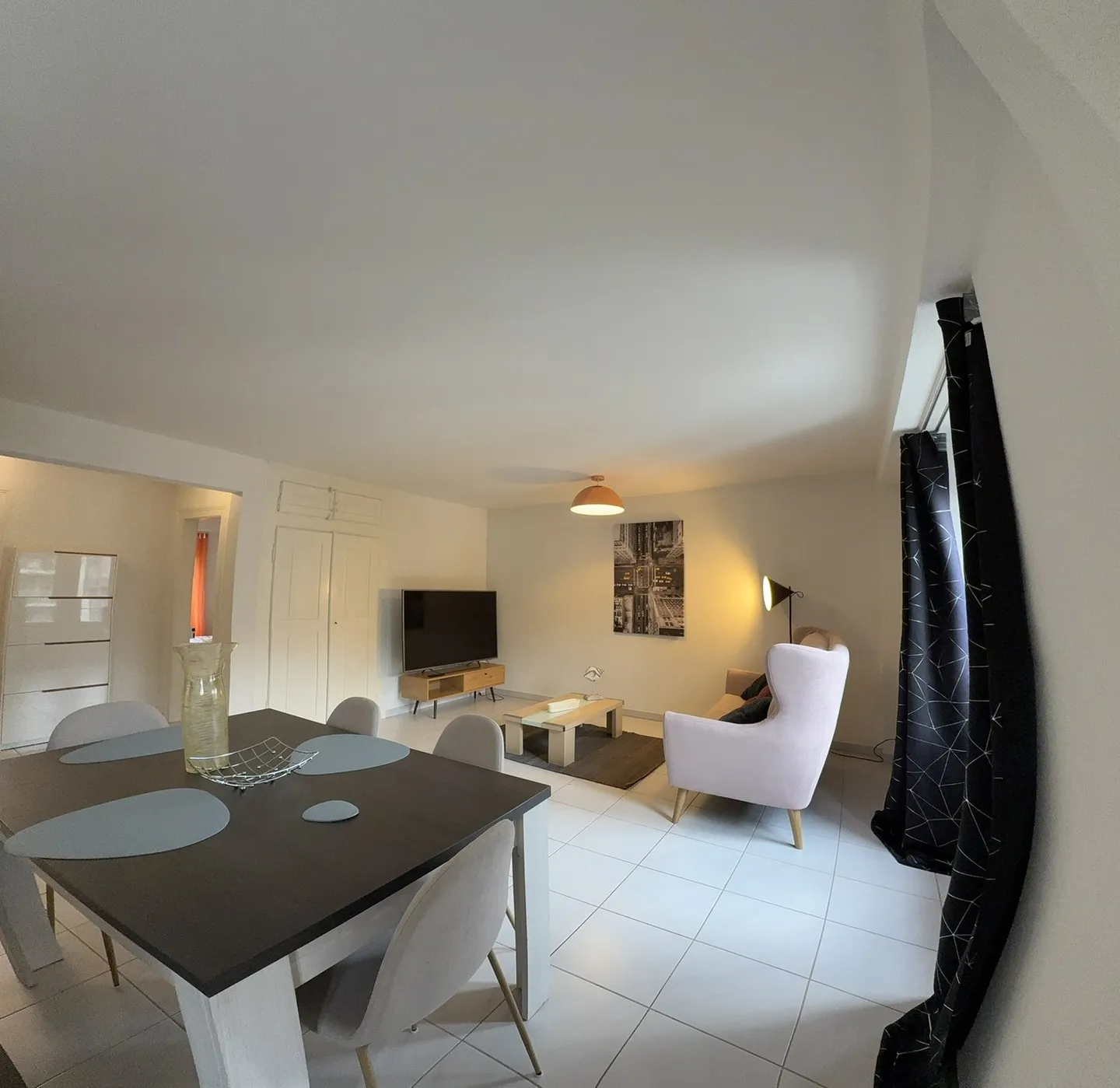 Modern 3.5-room apartment newly renovated and furnished in the heart of Zurich - Photo 4 of 13