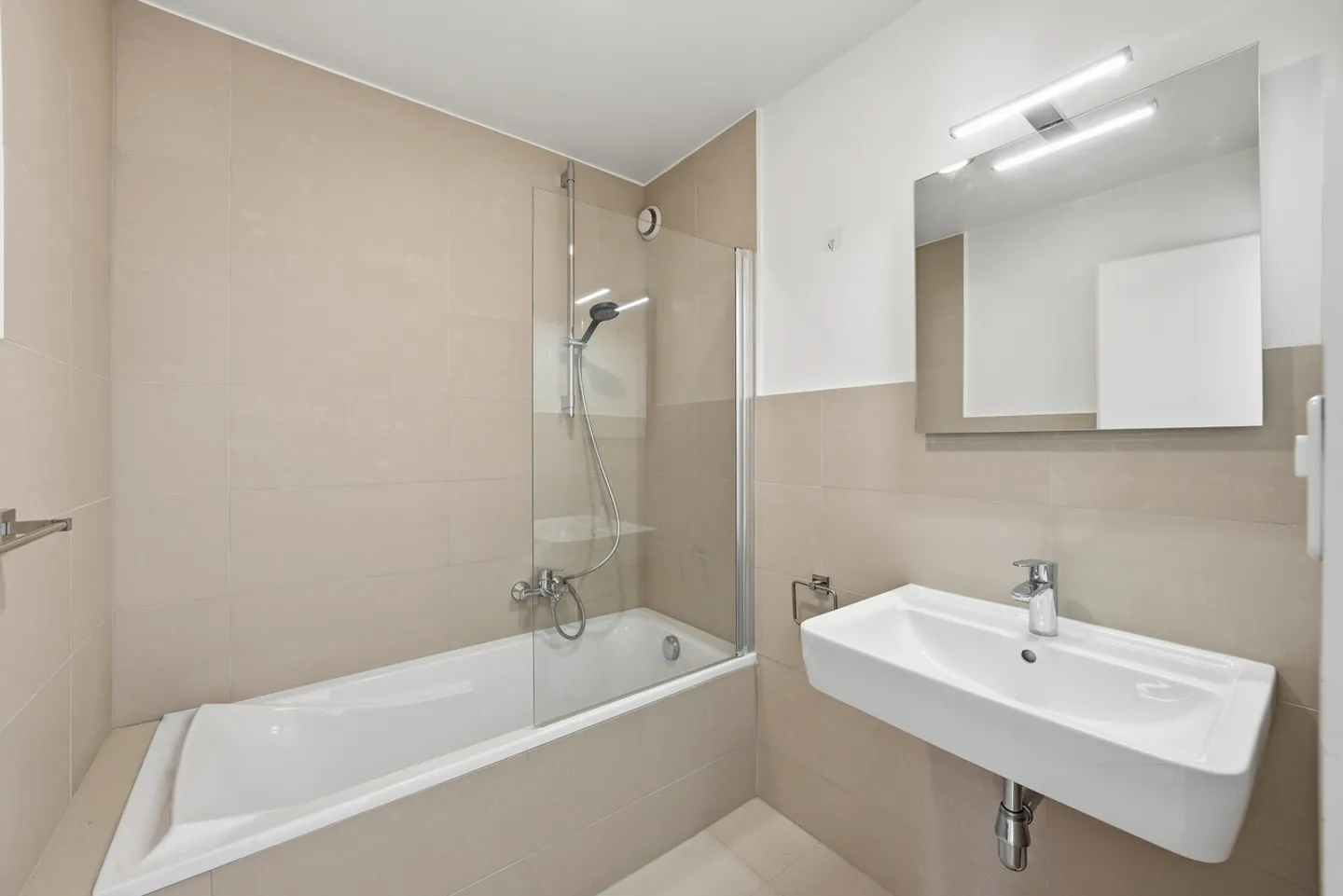 Charming Family Home in Gilly - Photo 13 of 24