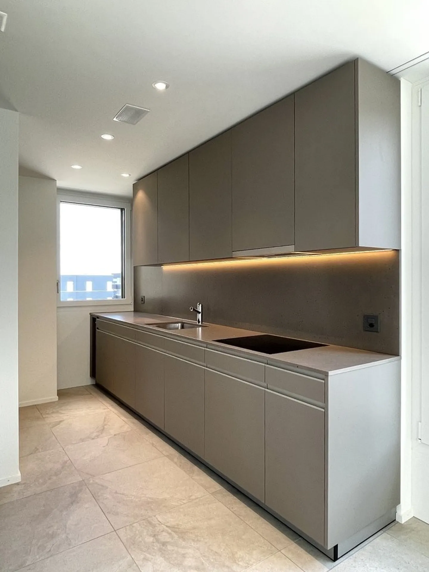 Moderne 2.5-Zimmer-Wohnung mit grosszügigem Grundriss in Birmensdorf - Foto 2 di 6