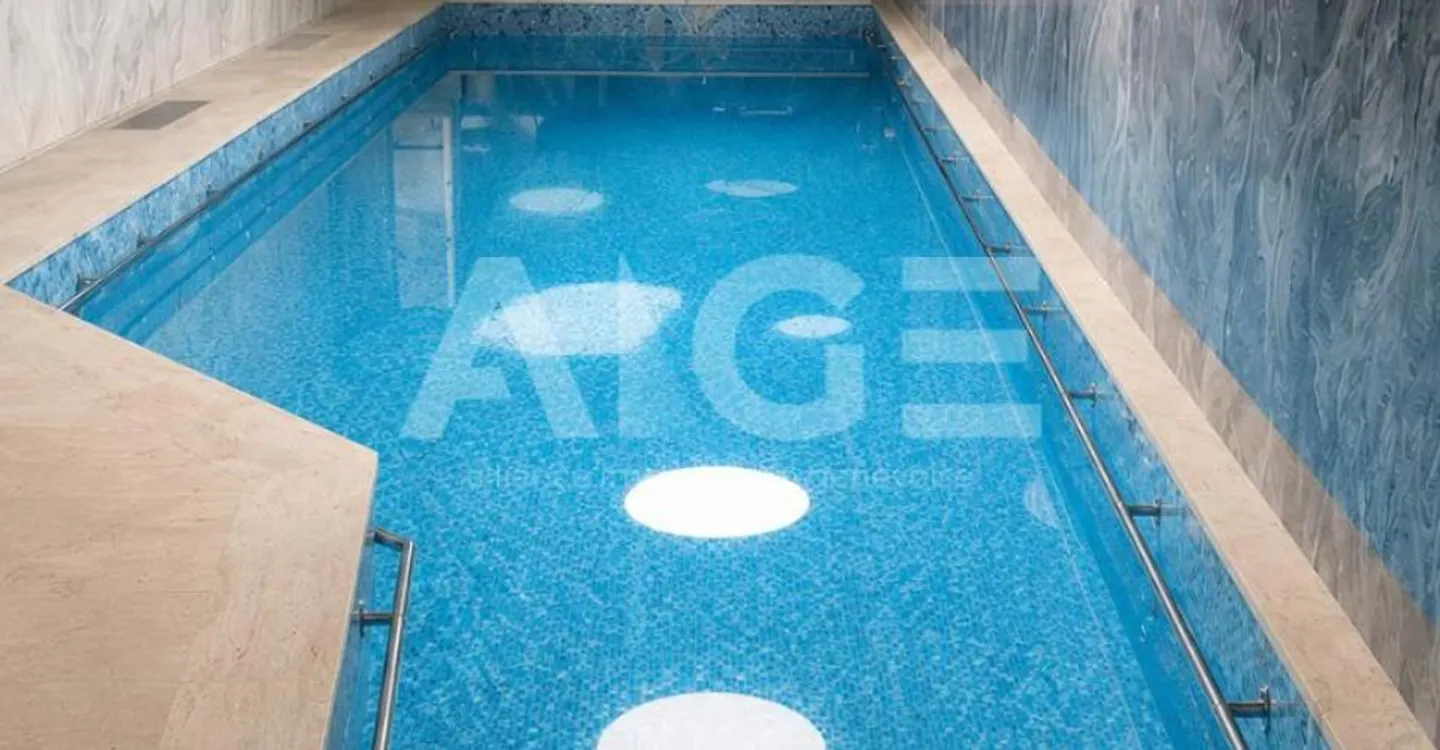 Magnificent renovated chalet with indoor pool and panoramic view - Photo 4 of 10