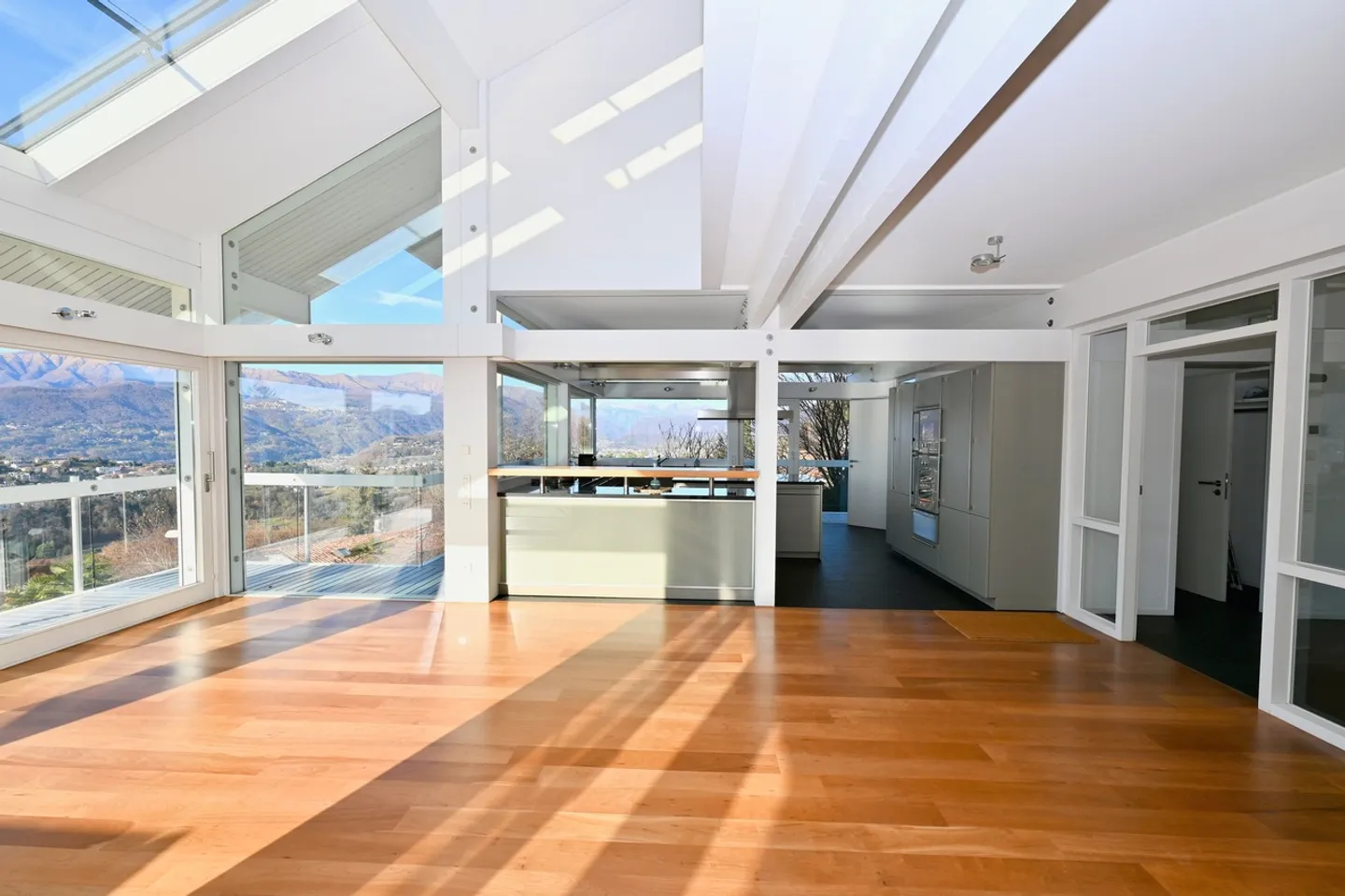 Modern Villa in Carabbia - Photo 6 of 26