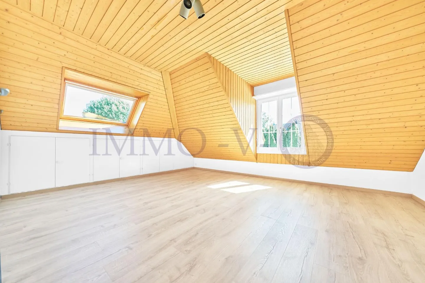SPACIOUS HIGH-QUALITY VILLA WITH LARGE GARDEN AND SWIMMING POOL - Photo 10 of 13