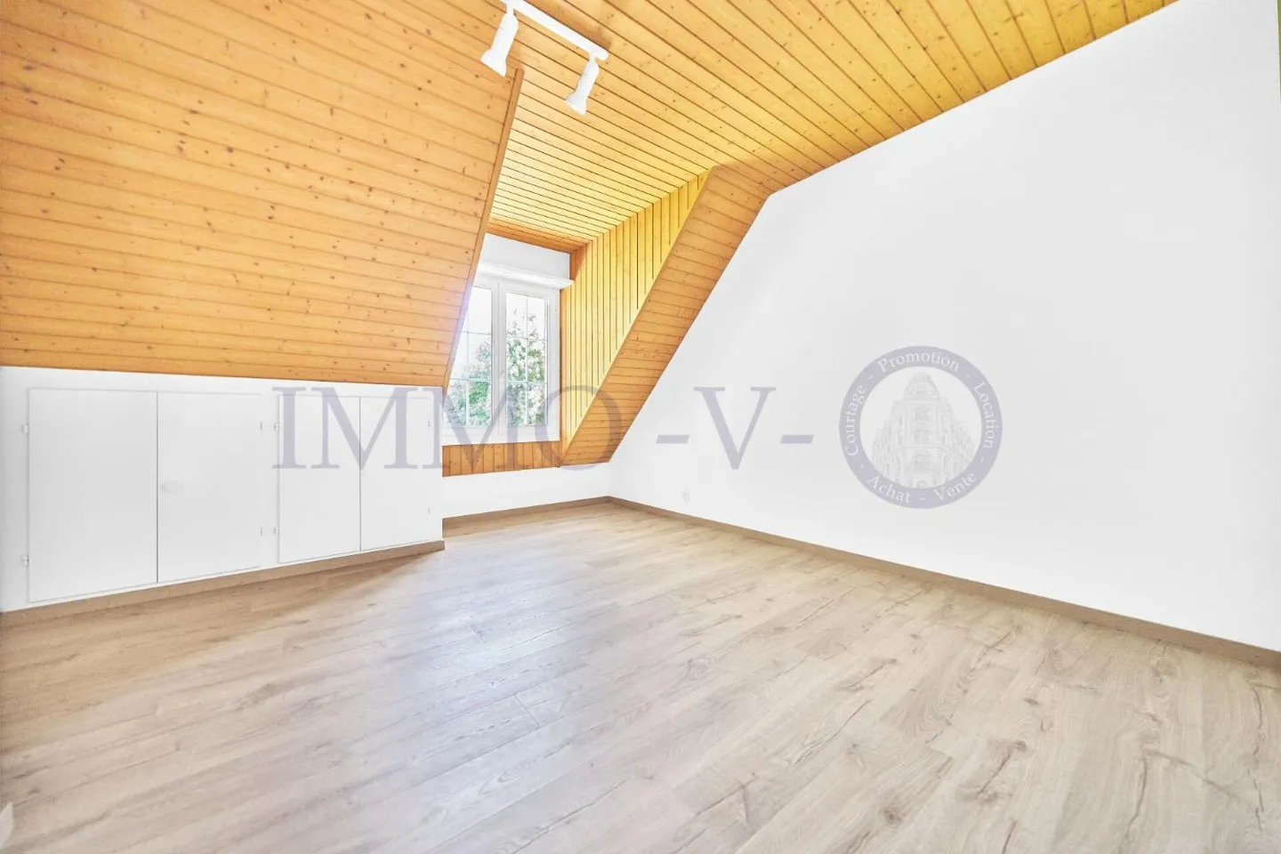 SPACIOUS HIGH-QUALITY VILLA WITH LARGE GARDEN AND SWIMMING POOL - Photo 13 of 13