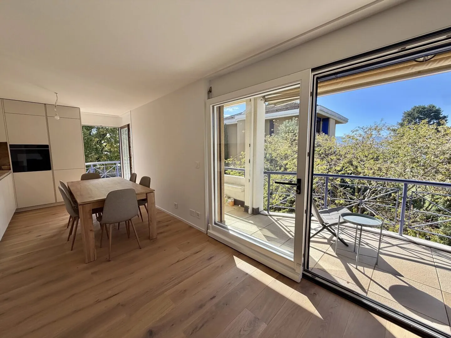 Central, furnished and high-end renovated apartment, close to EVERYTHING and EPFL - Photo 8 of 13