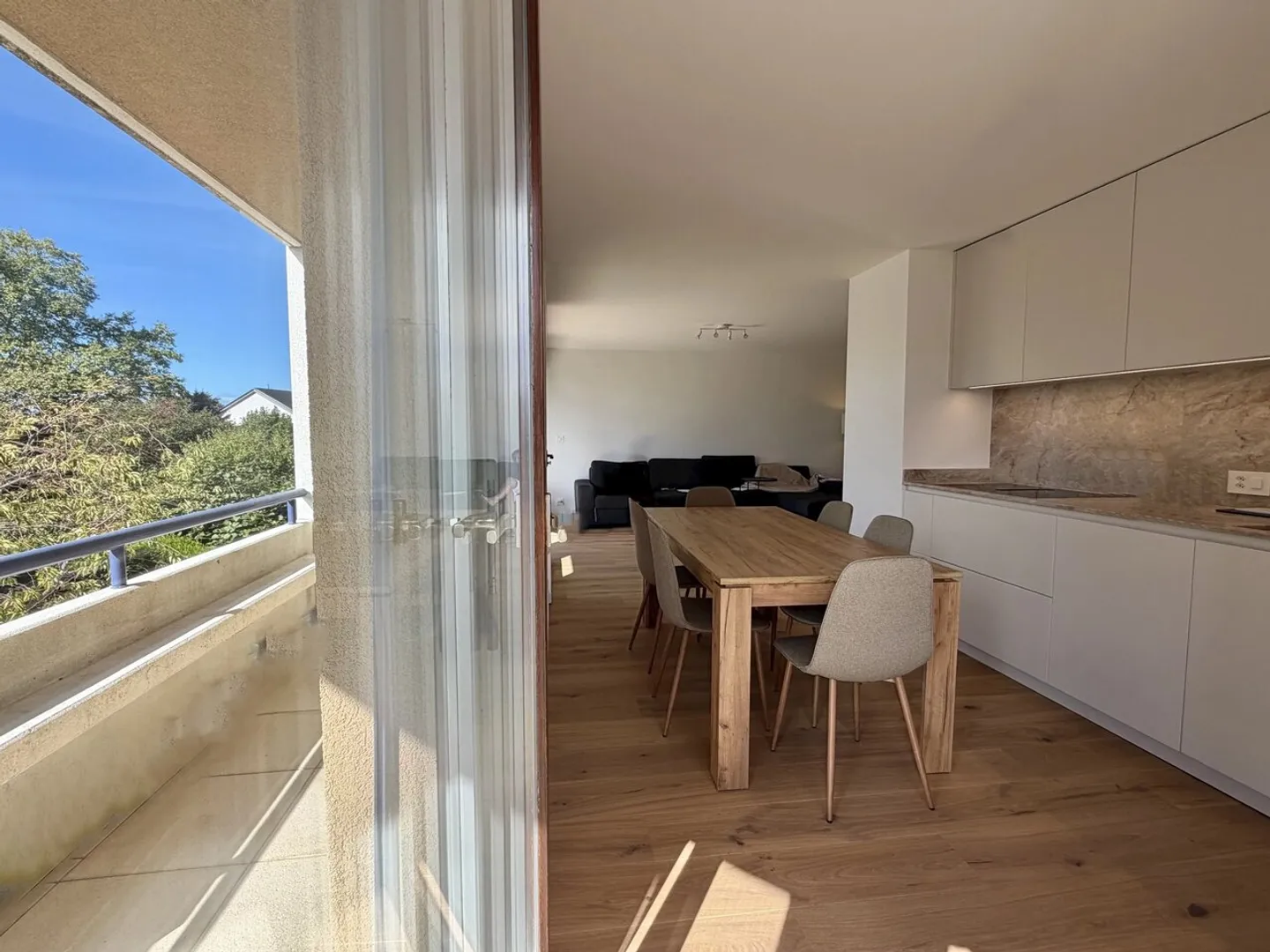 Central, furnished and high-end renovated apartment, close to EVERYTHING and EPFL - Photo 9 of 13