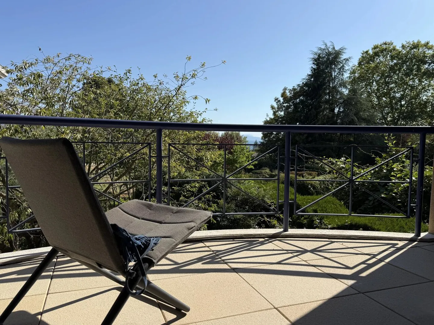 Central, furnished and high-end renovated apartment, close to EVERYTHING and EPFL - Photo 11 of 13