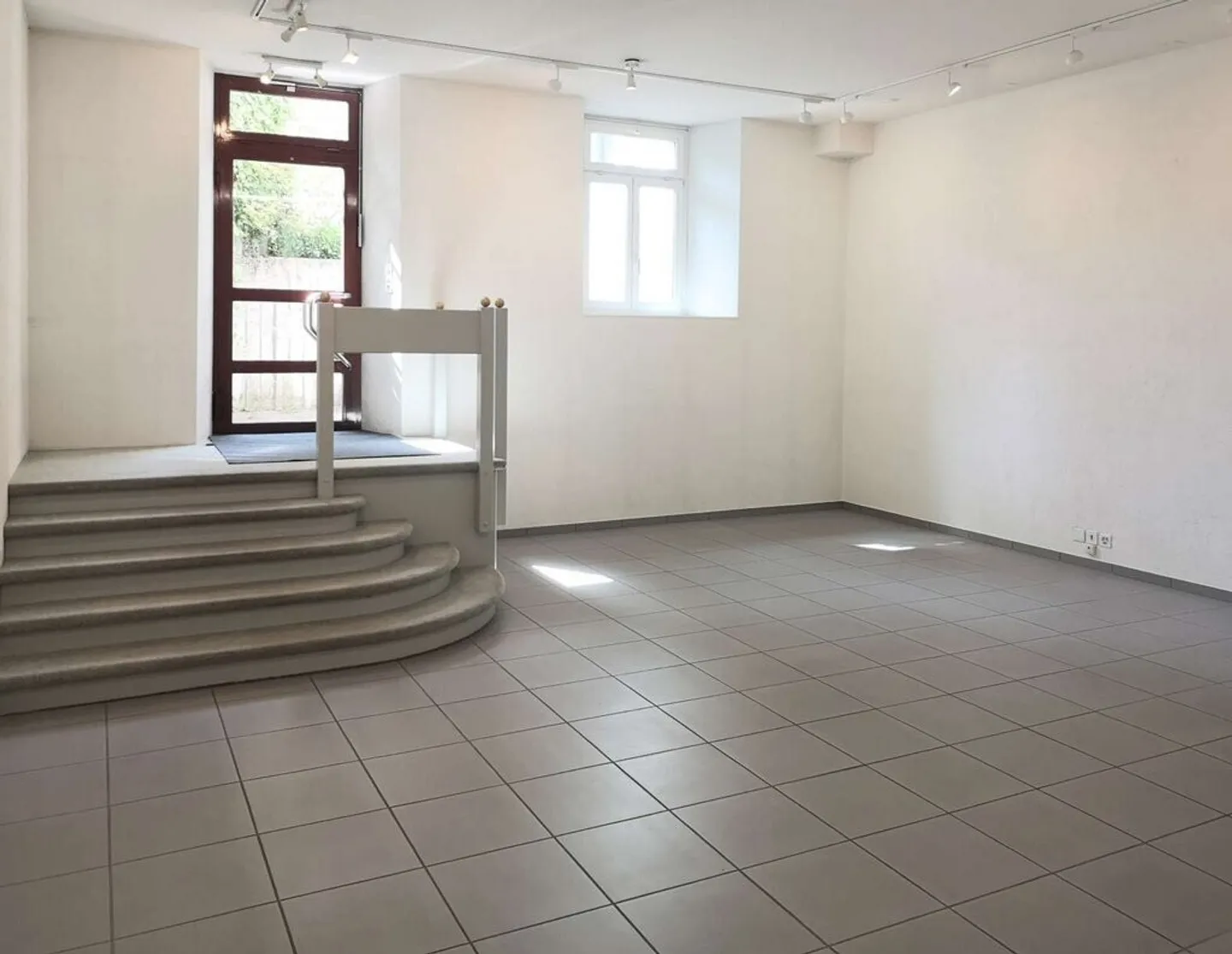 Stockage lumineux dans un bon emplacement - Photo 2 sur 3