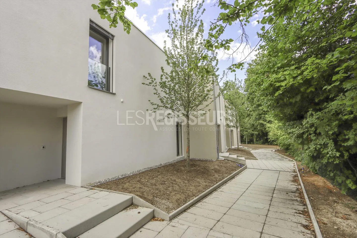 6-room villa - Photo 1 of 9