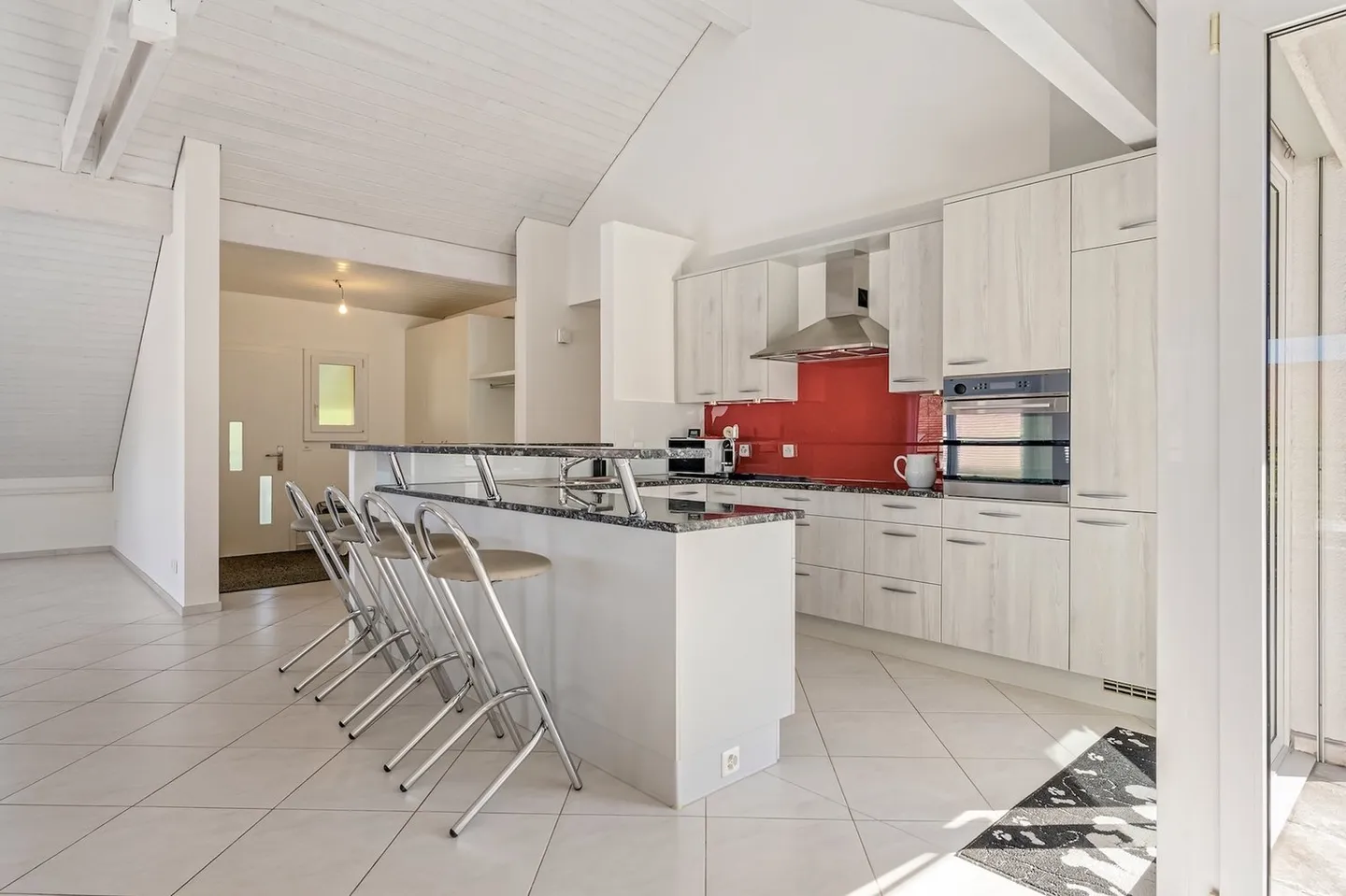 Spacious, bright 5.5-room penthouse with 2 balconies in the center of Regensdorf - Photo 1 of 16