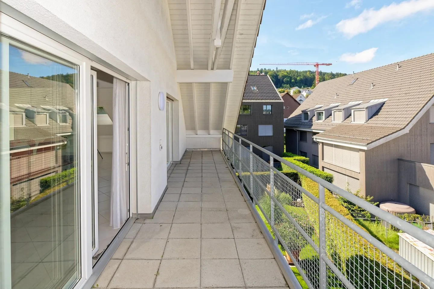 Spacious, bright 5.5-room penthouse with 2 balconies in the center of Regensdorf - Photo 3 of 16
