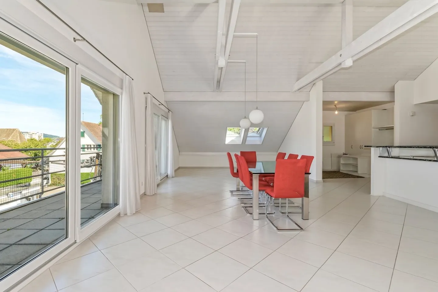 Spacious, bright 5.5-room penthouse with 2 balconies in the center of Regensdorf - Photo 4 of 16