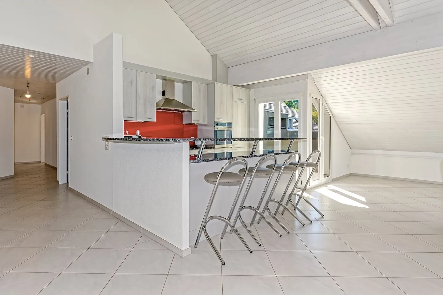 Spacious, bright 5.5-room penthouse with 2 balconies in the center of Regensdorf - Photo 5 of 16