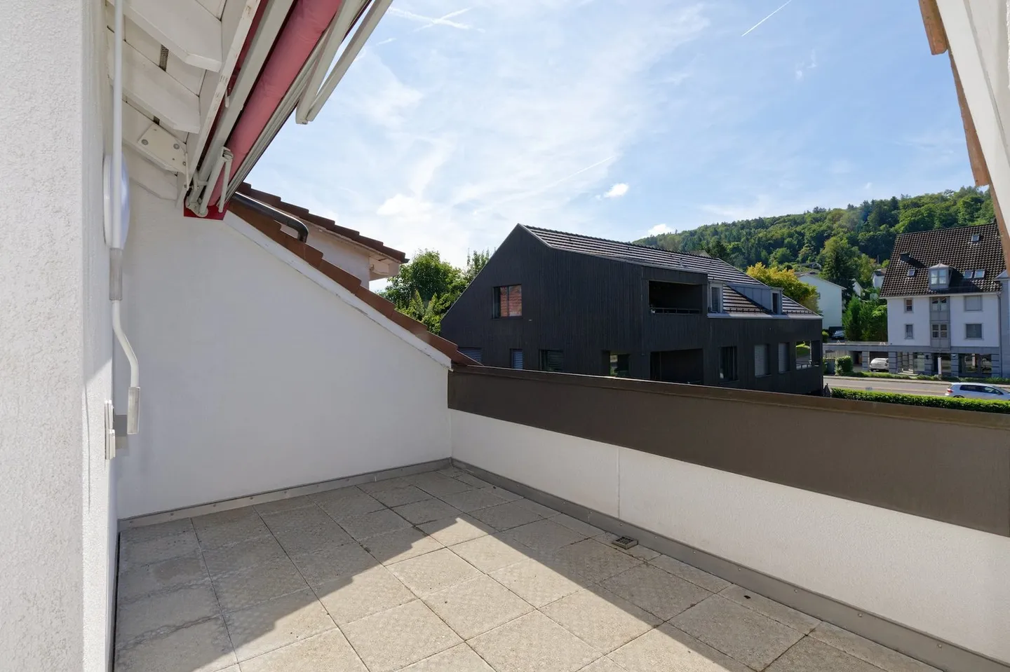 Spacious, bright 5.5-room penthouse with 2 balconies in the center of Regensdorf - Photo 6 of 16