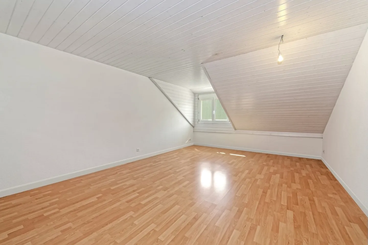 Spacious, bright 5.5-room penthouse with 2 balconies in the center of Regensdorf - Photo 8 of 16