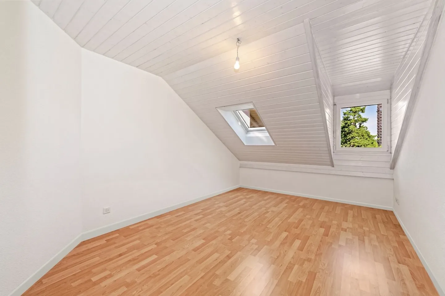 Spacious, bright 5.5-room penthouse with 2 balconies in the center of Regensdorf - Photo 9 of 16