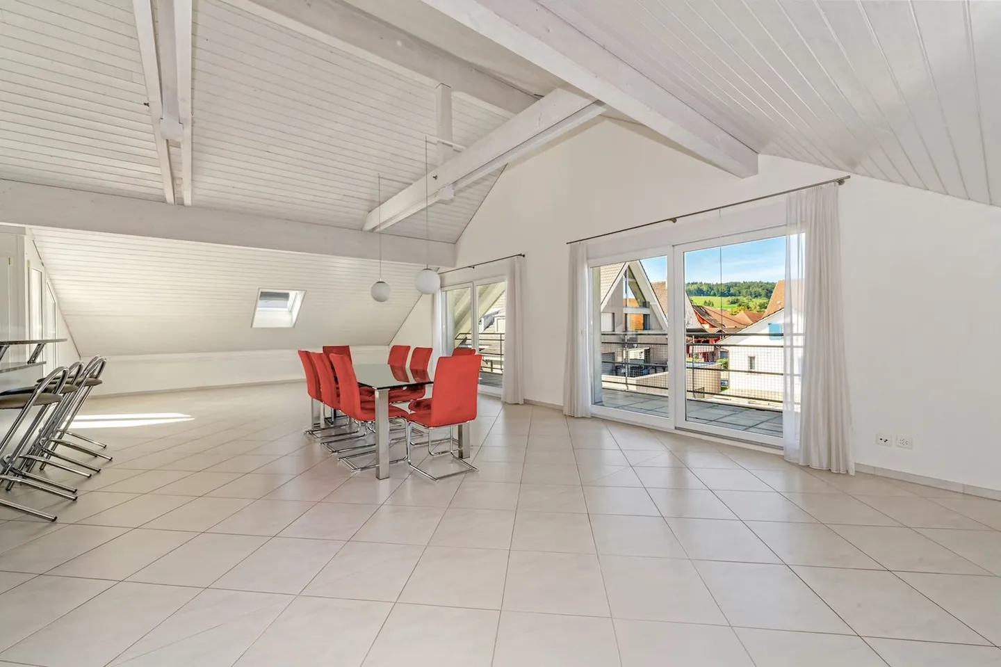 Spacious, bright 5.5-room penthouse with 2 balconies in the center of Regensdorf - Photo 2 of 16