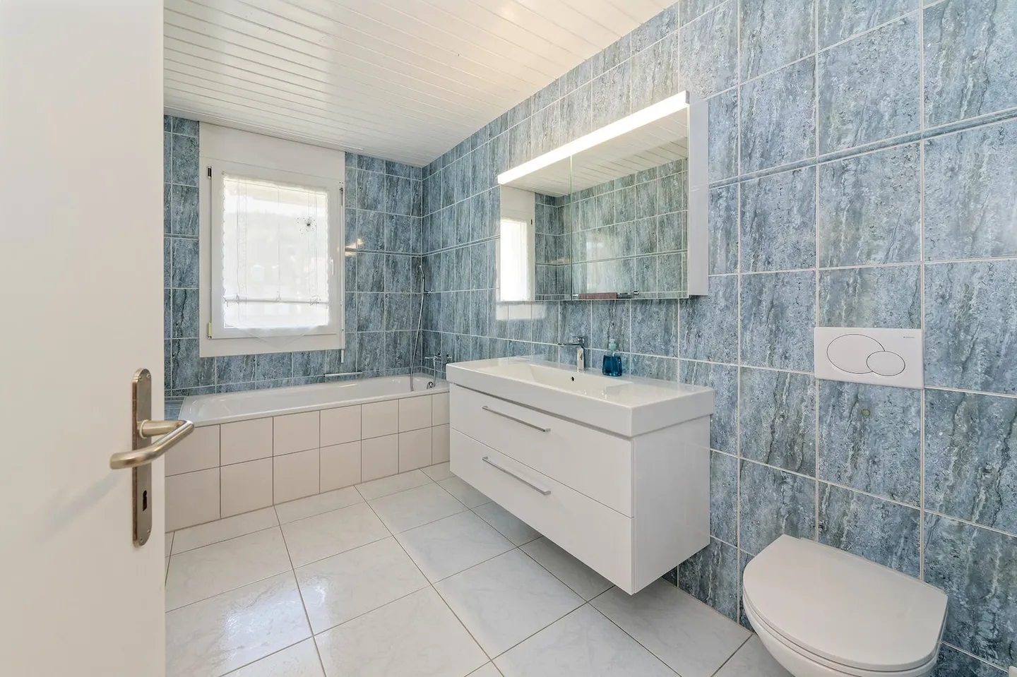 Spacious, bright 5.5-room penthouse with 2 balconies in the center of Regensdorf - Photo 10 of 16